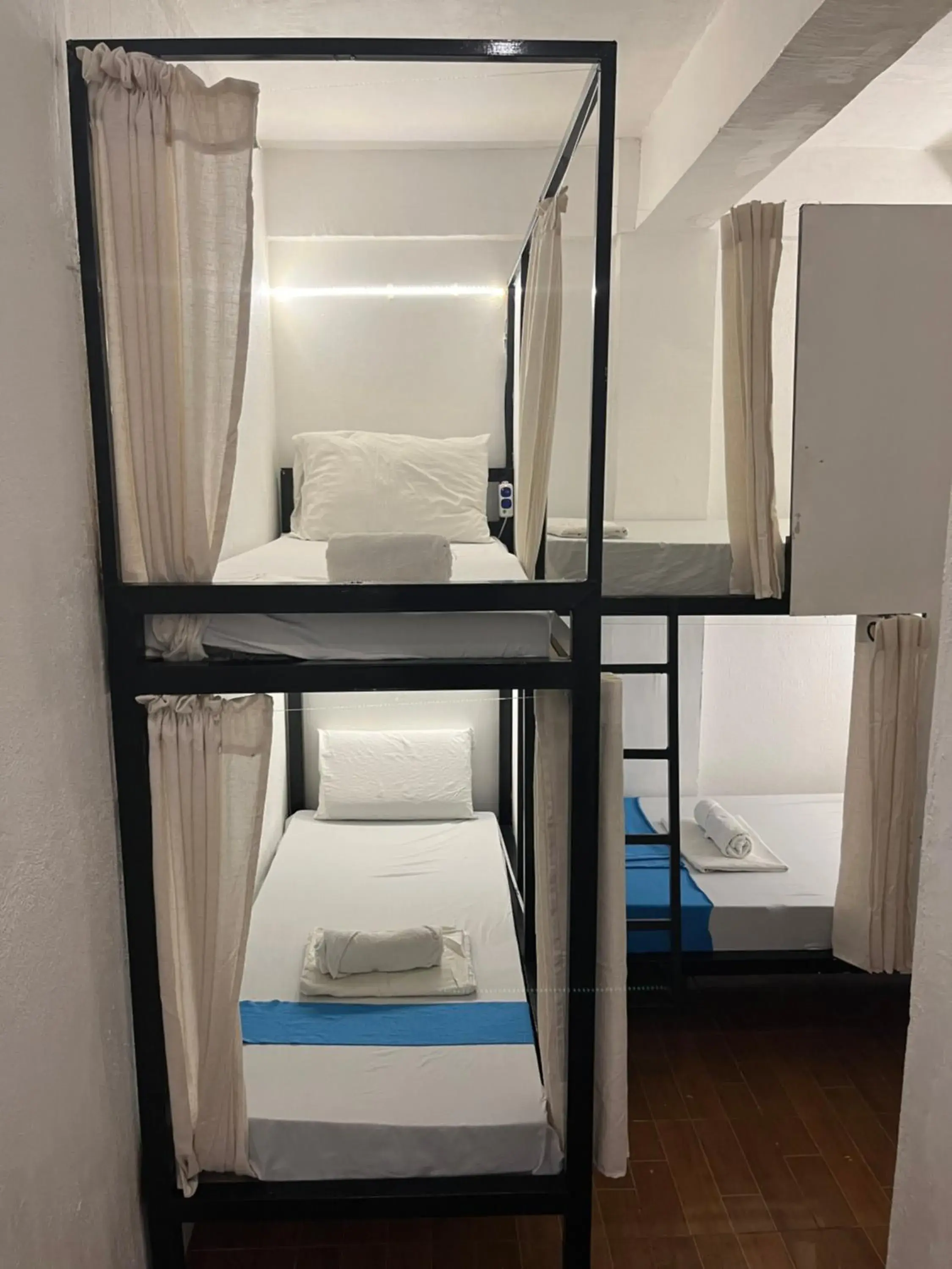 Bed in 8-Bed Mixed Dormitory Room in Casa Montemar Heights Bed in 8-Bed Mixed Dormitory Room in Casa Montemar Heights