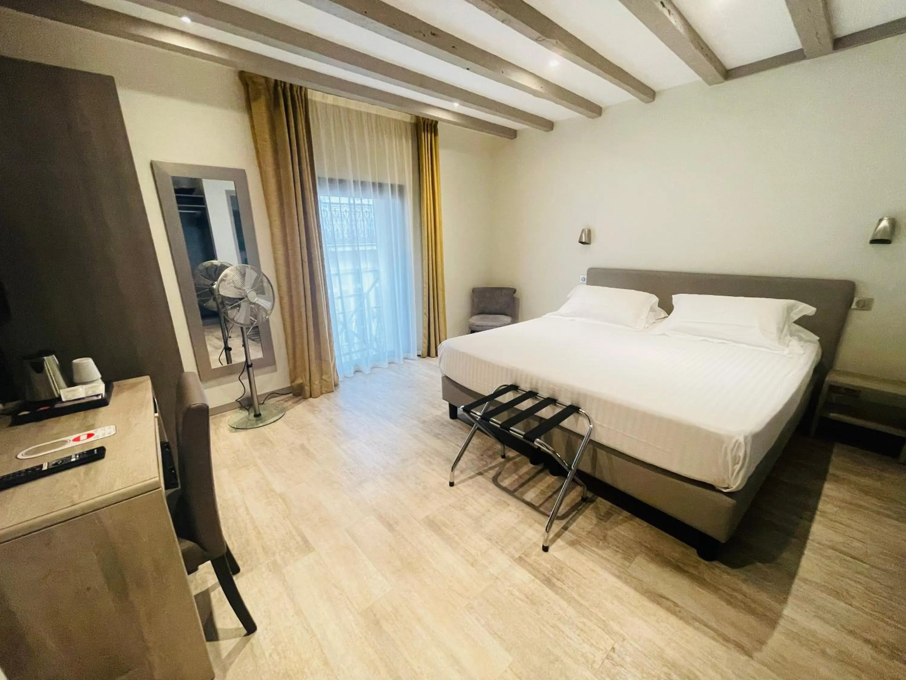 Photo of the whole room, Bed in Hotel de la Couronne