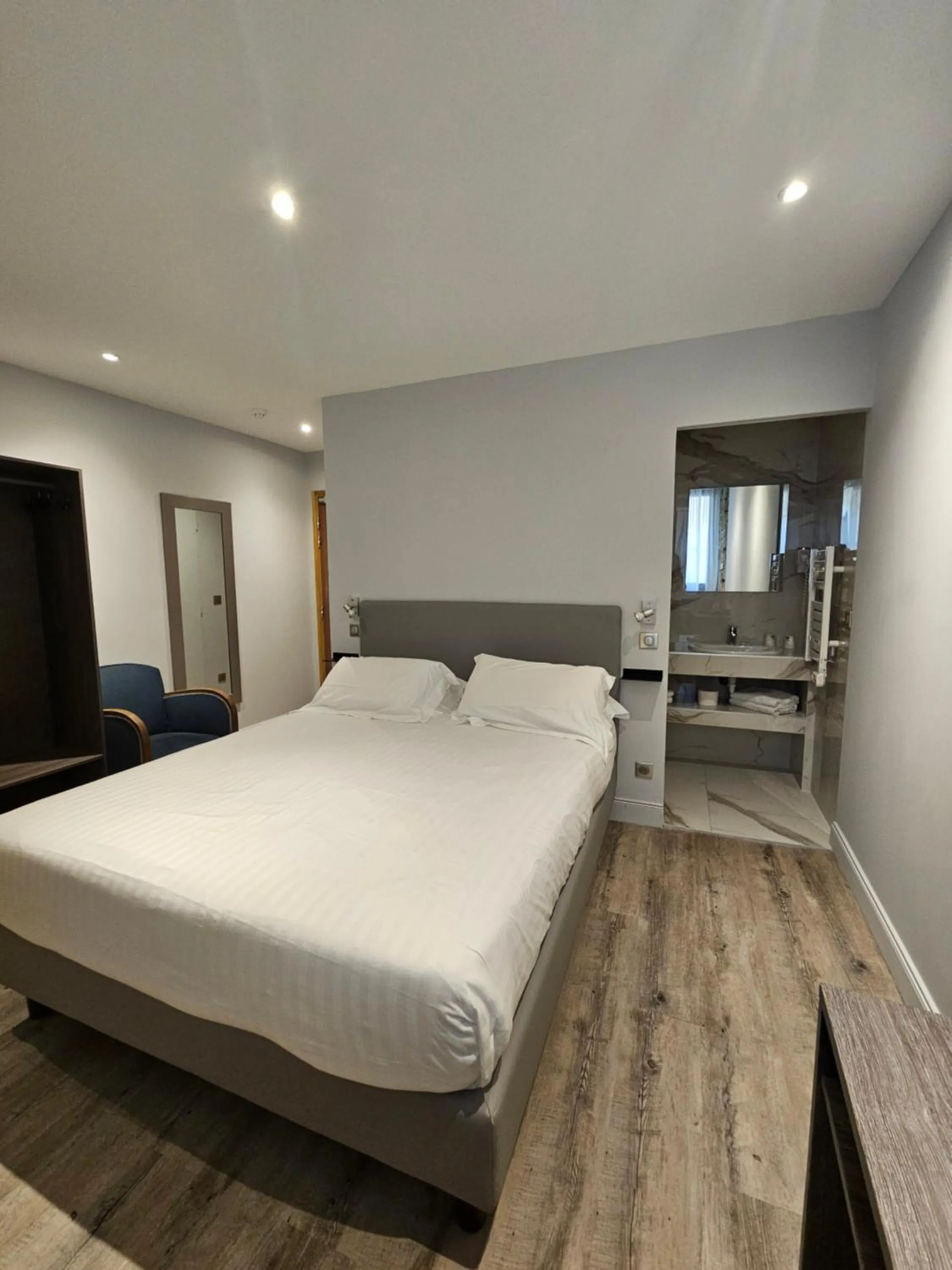Property building, Bed in Hotel de la Couronne