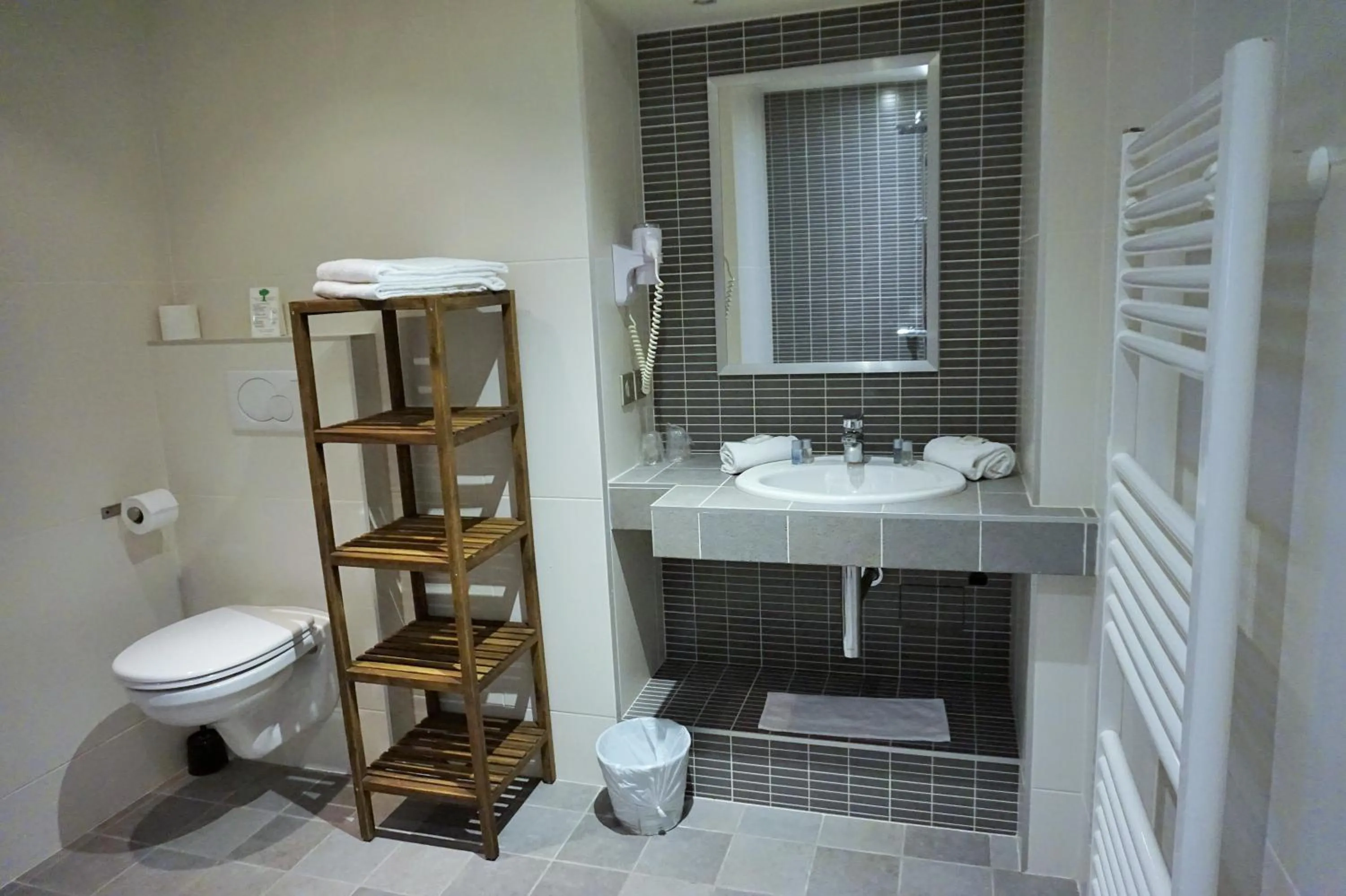 Shower in Hotel de la Couronne