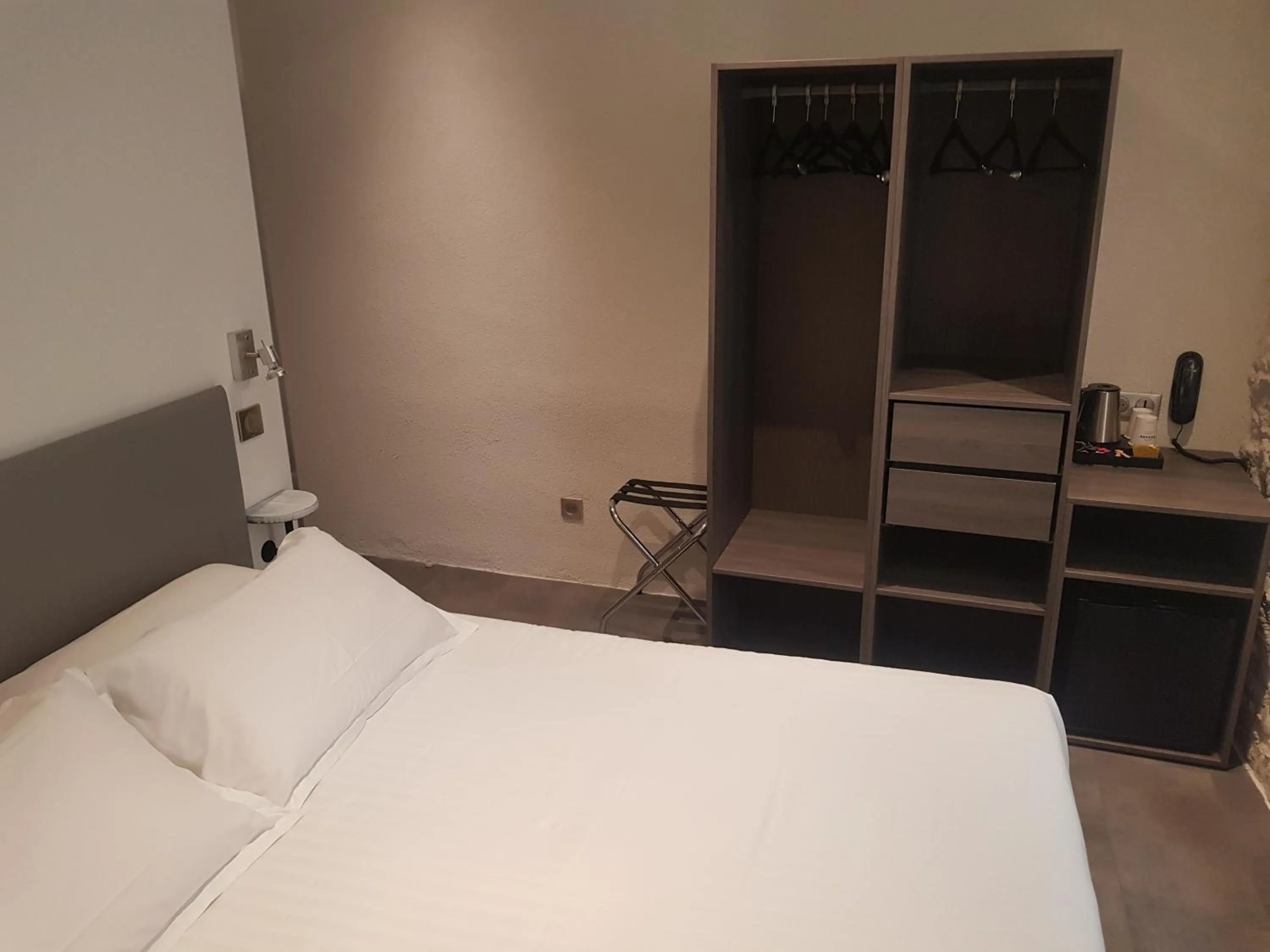 Property building, Bed in Hotel de la Couronne