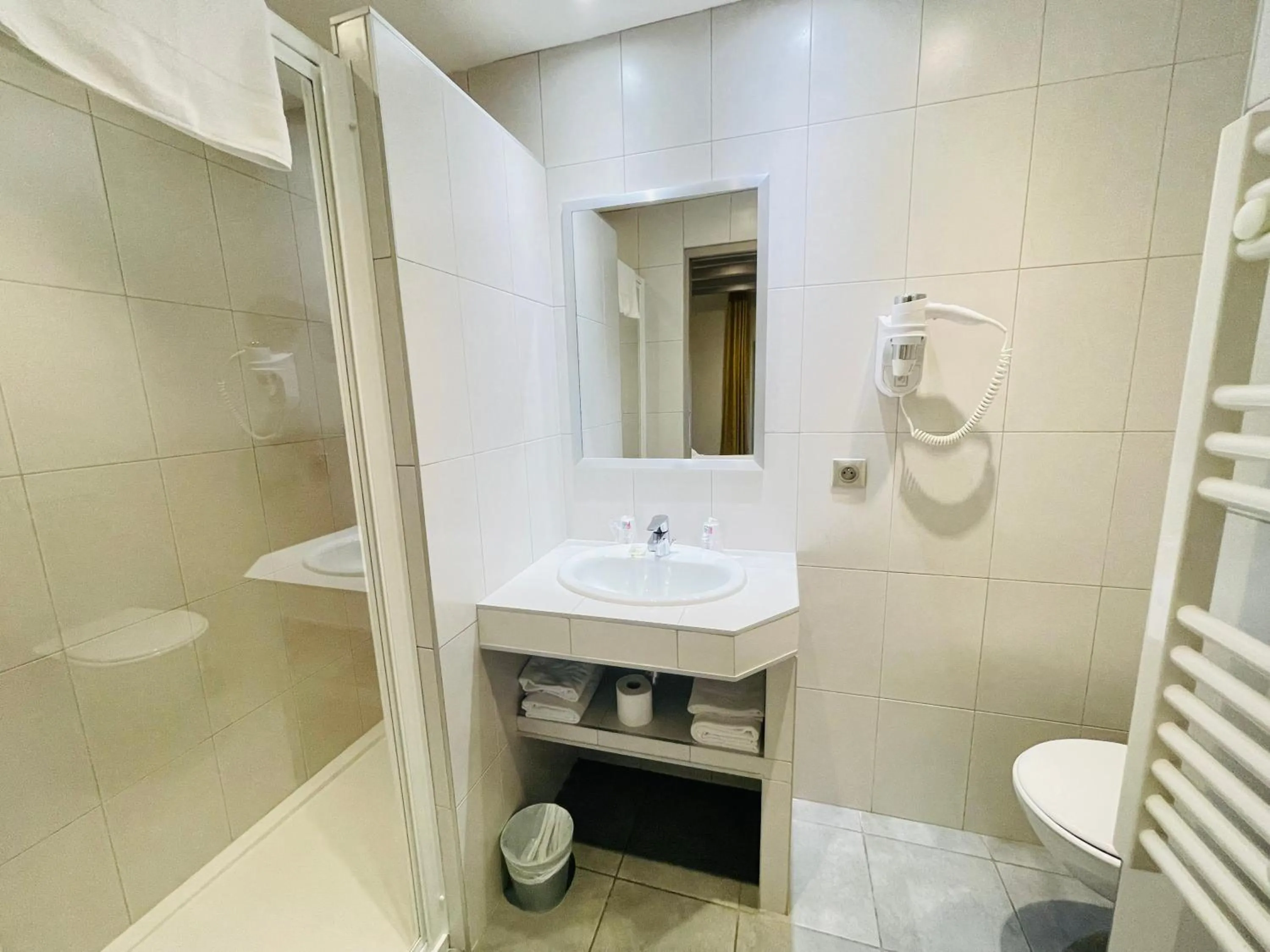 Shower in Hotel de la Couronne