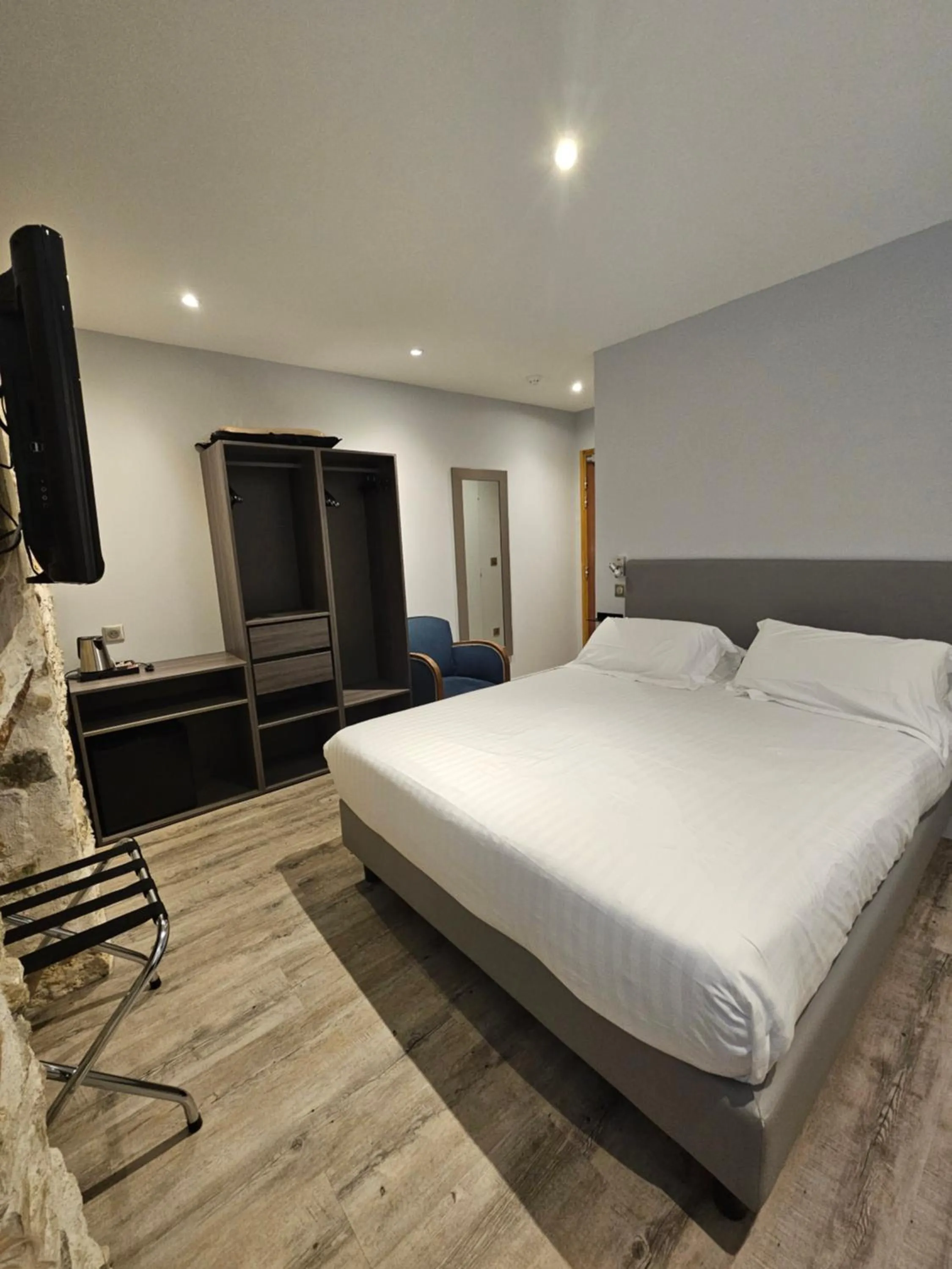 Property building, Bed in Hotel de la Couronne