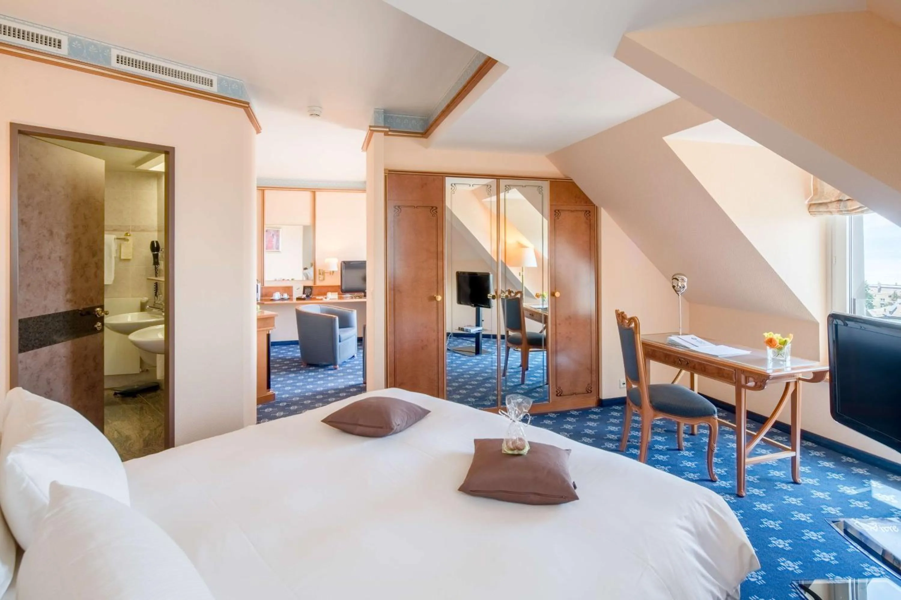 Bedroom, Bed in Hotel Mirabeau, BW Signature Collection, Lausanne