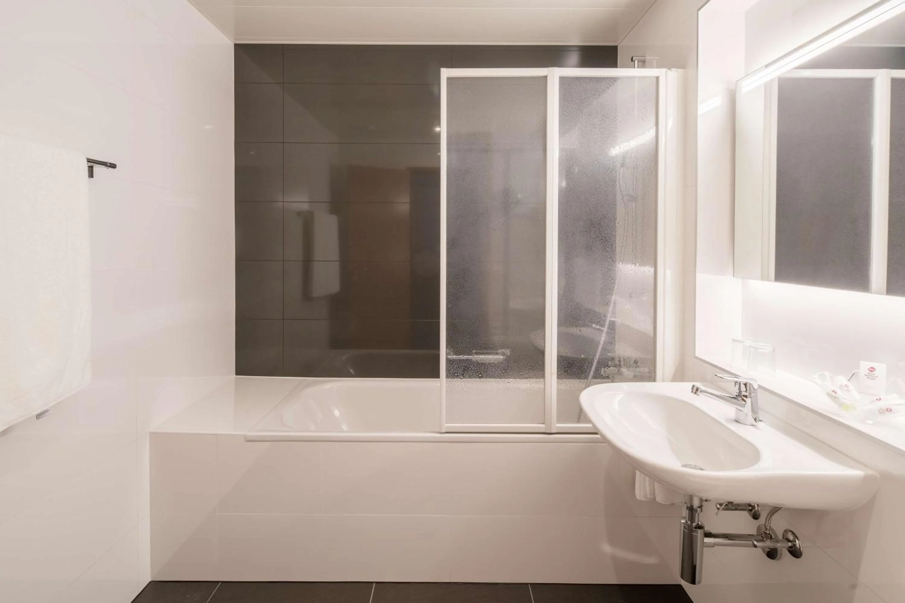 Bathroom in Hotel Mirabeau, BW Signature Collection, Lausanne