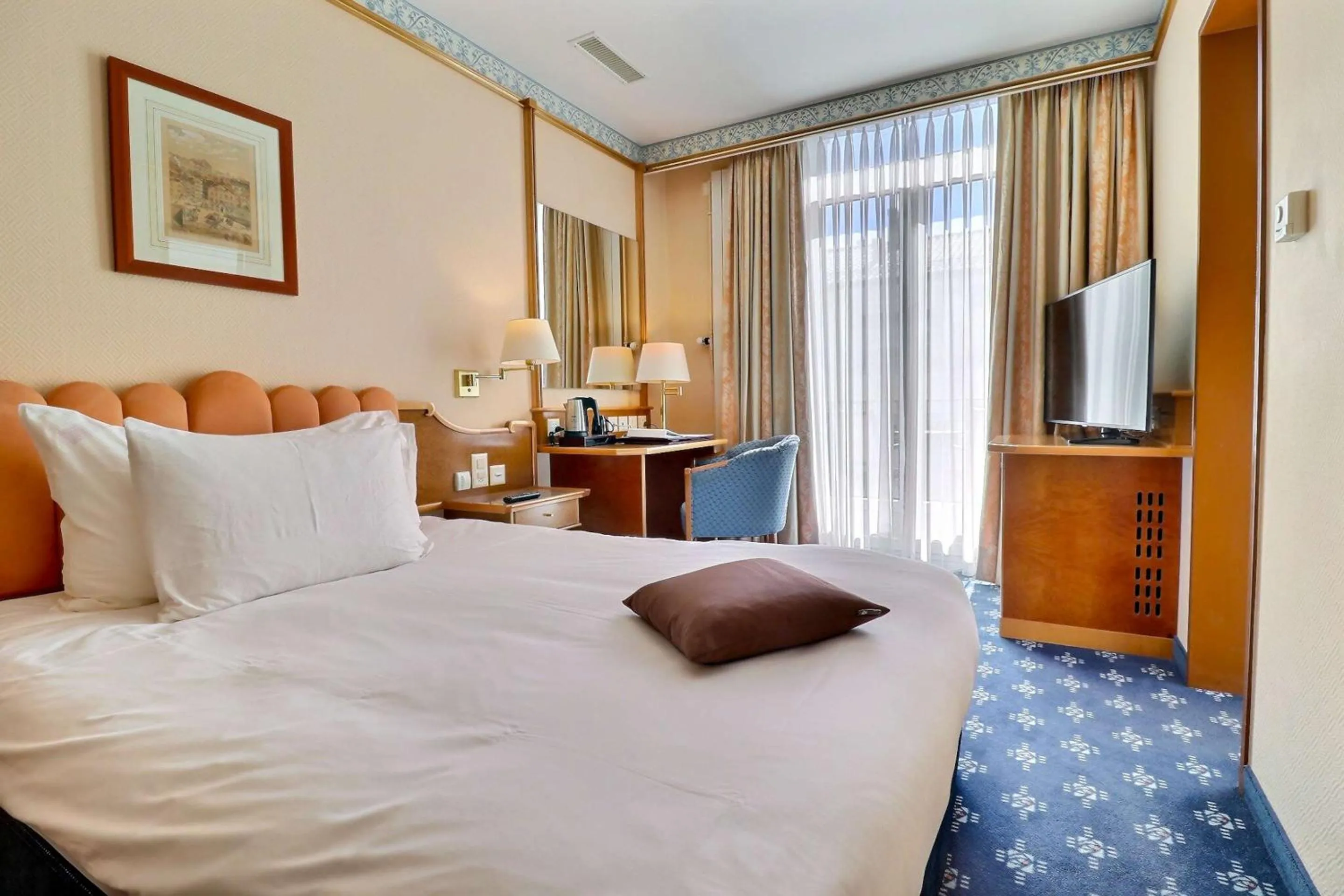 Bedroom, Bed in Hotel Mirabeau, BW Signature Collection, Lausanne