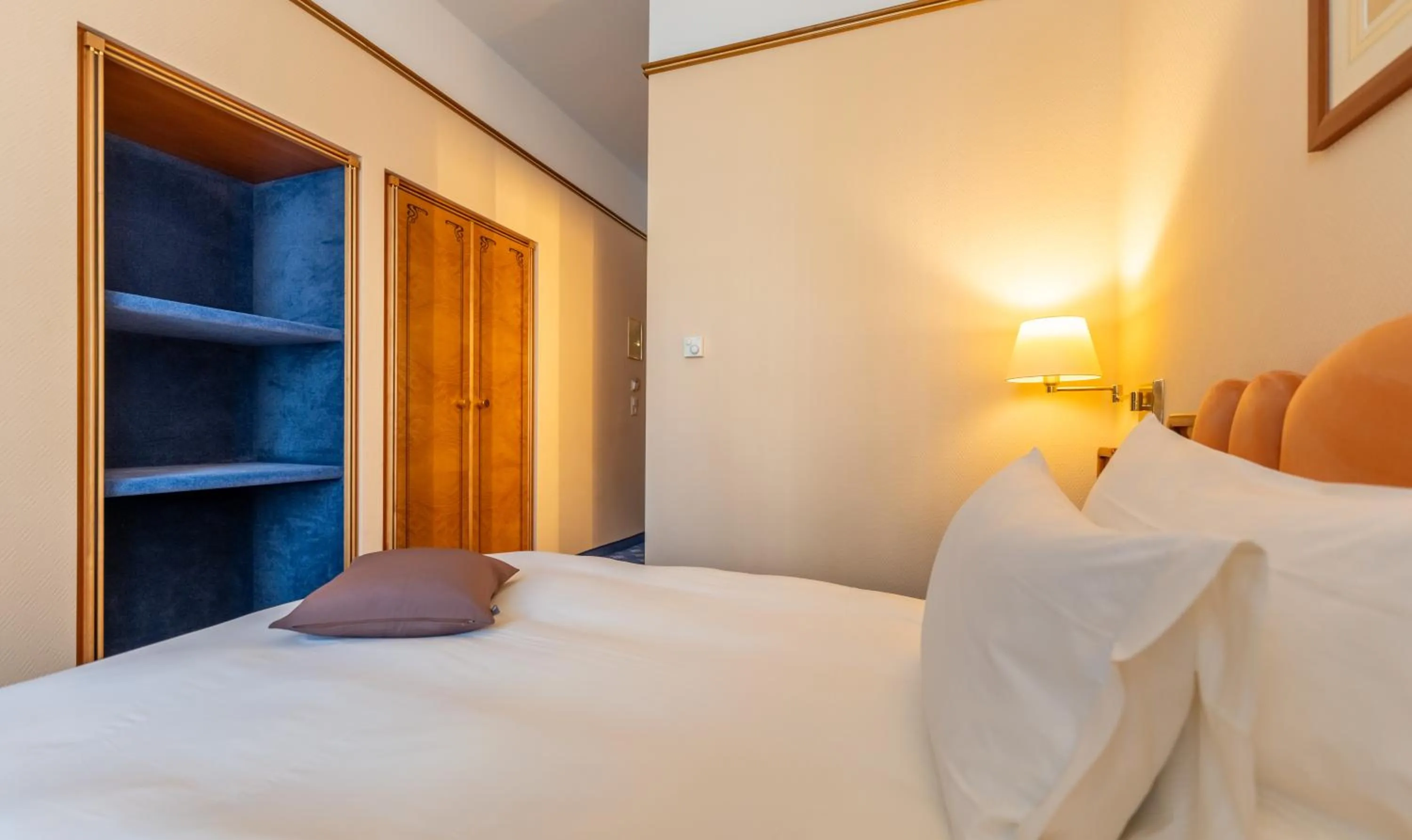 Photo of the whole room, Bed in Hotel Mirabeau, BW Signature Collection, Lausanne