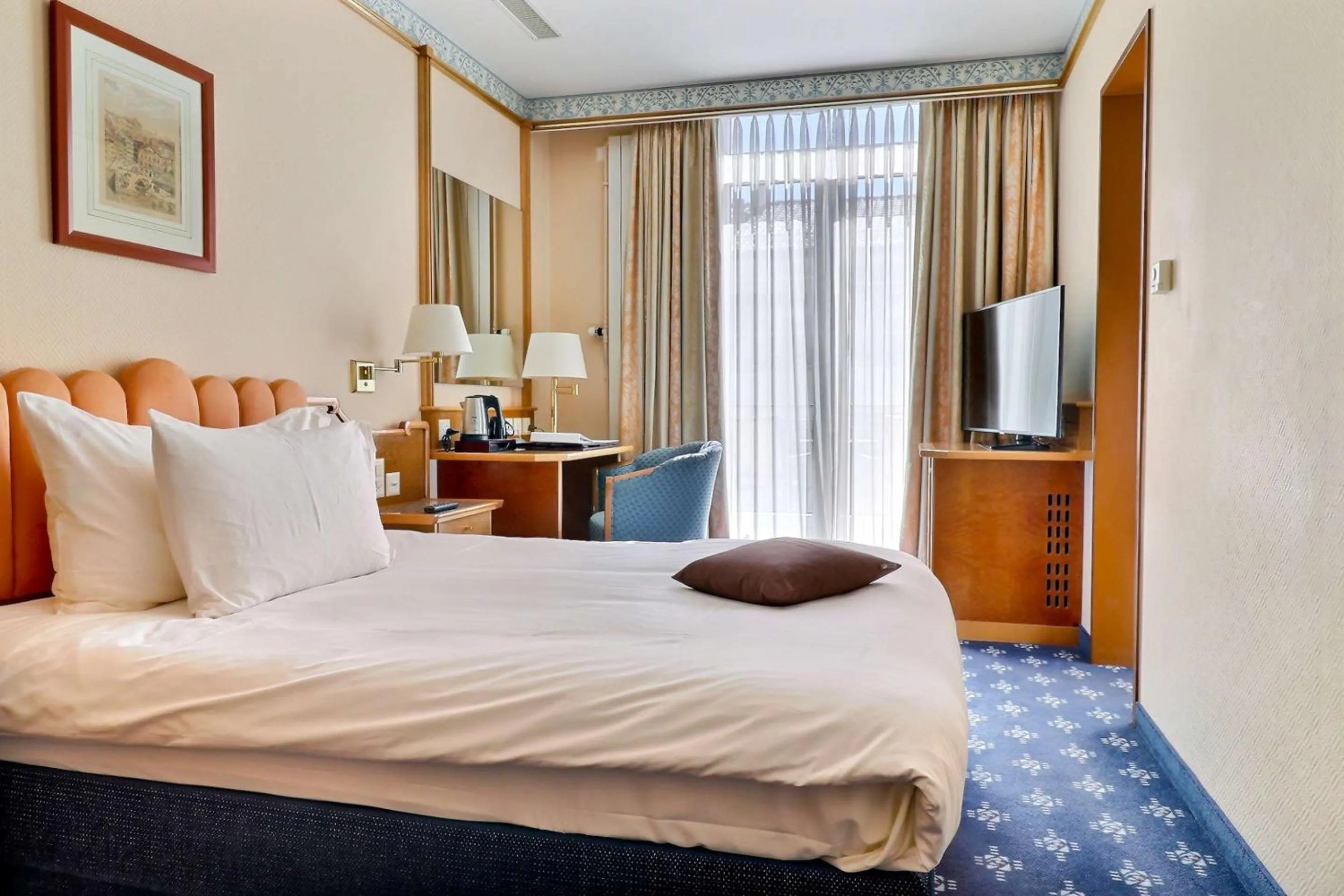 Bedroom, Bed in Hotel Mirabeau, BW Signature Collection, Lausanne