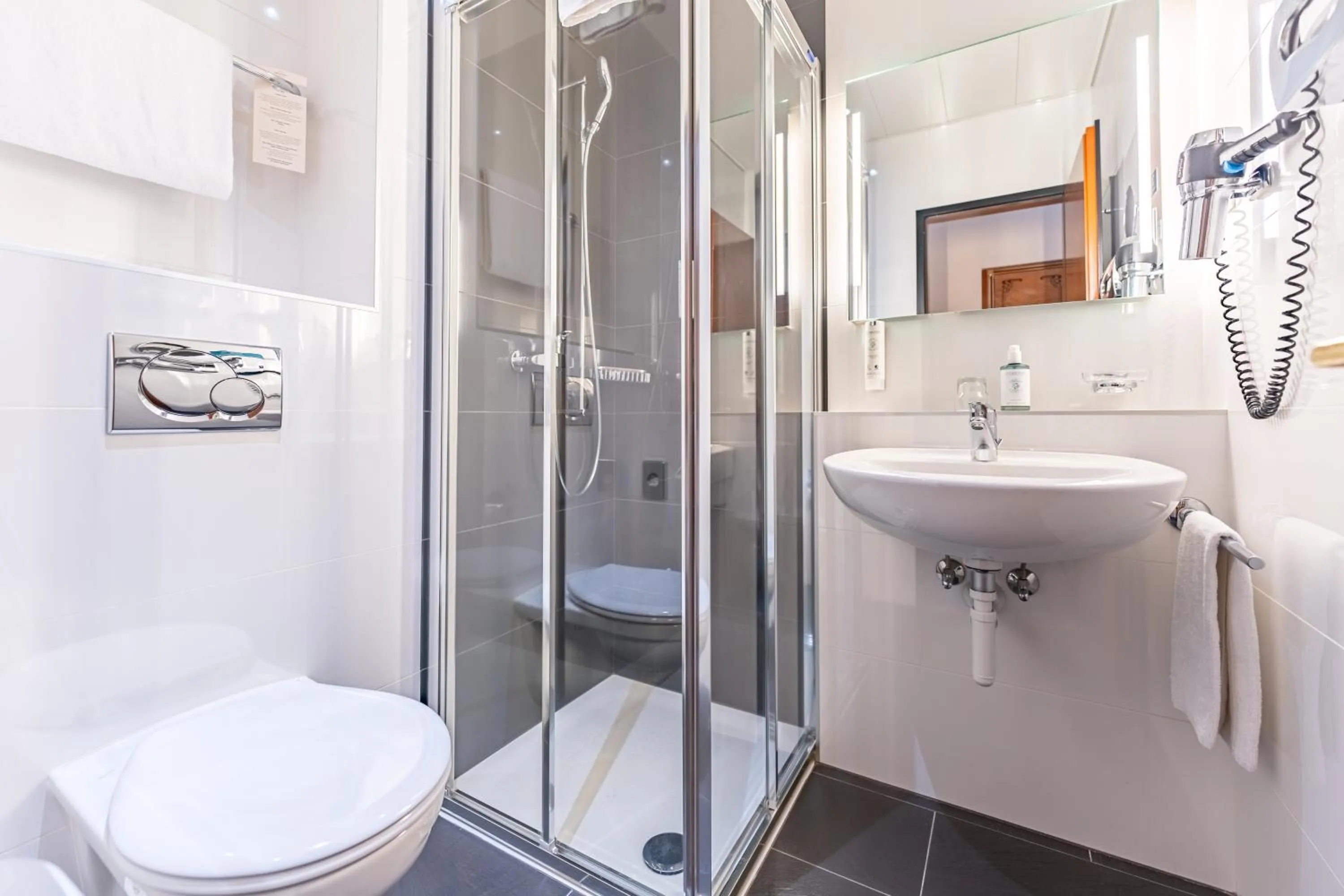 Bathroom in Hotel Mirabeau, BW Signature Collection, Lausanne