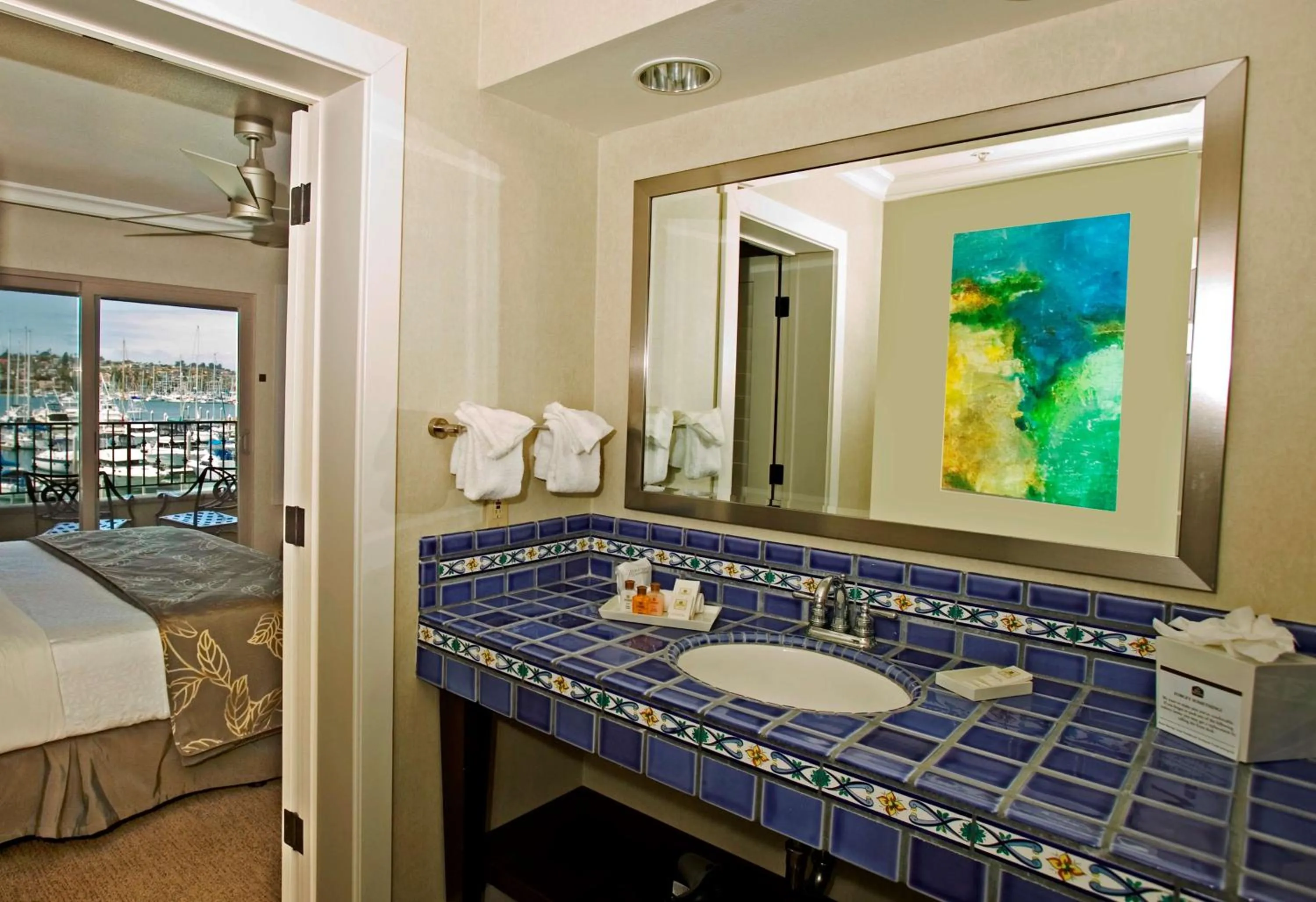 Bathroom, Bed in Best Western PLUS Island Palms Hotel & Marina