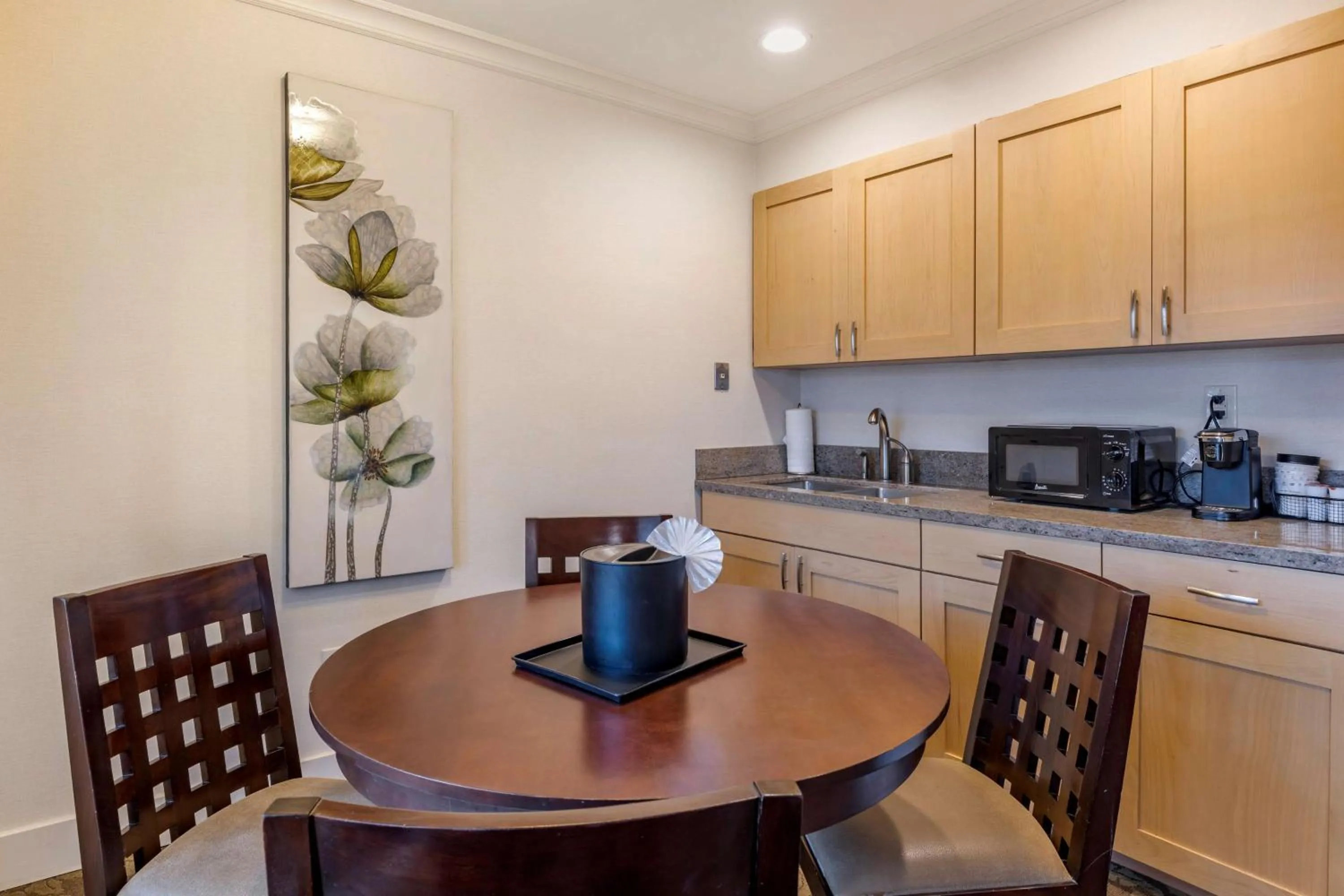 Kitchen or kitchenette in Best Western PLUS Island Palms Hotel & Marina