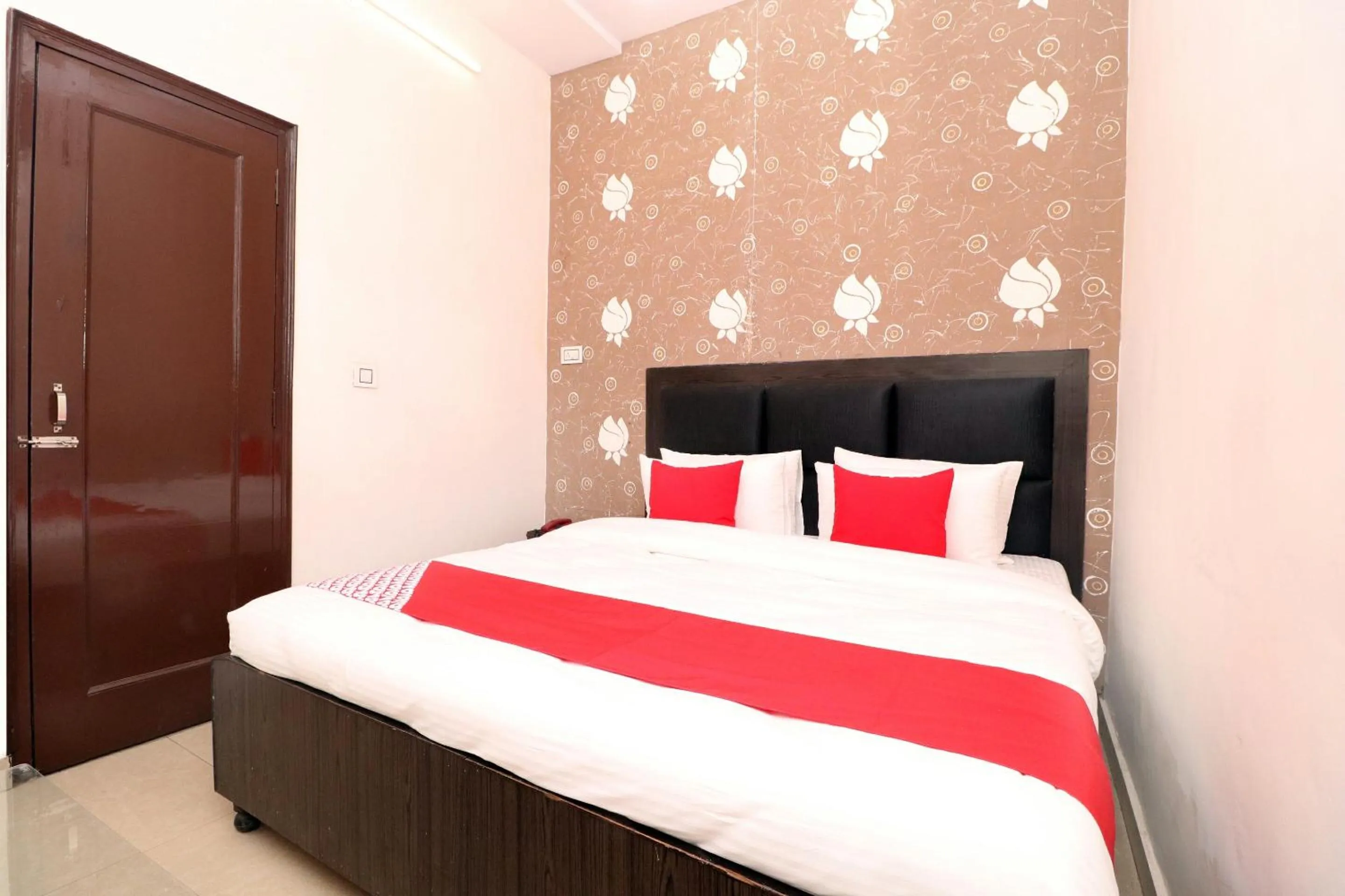 Bedroom in OYO Hotel Kailash Regency