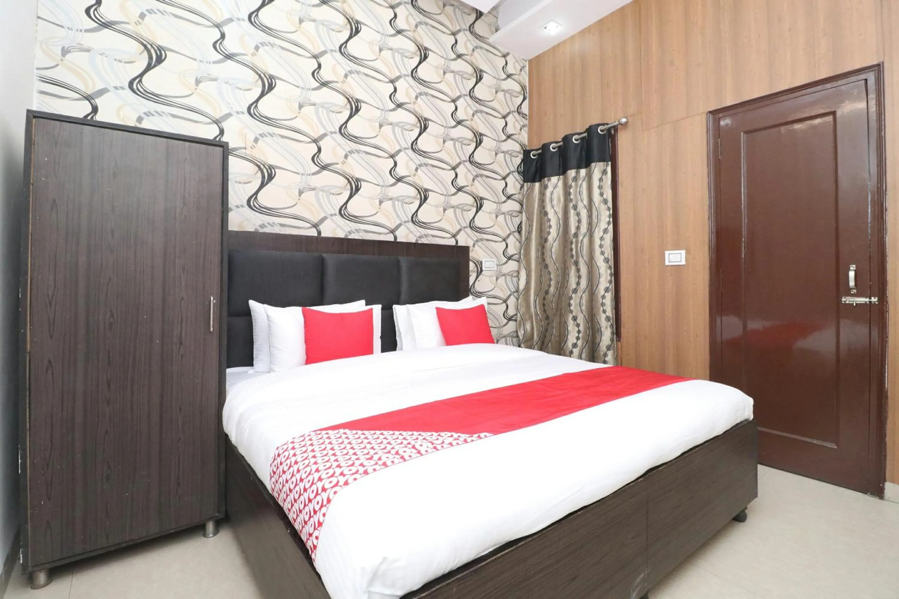 Bedroom in OYO Hotel Kailash Regency