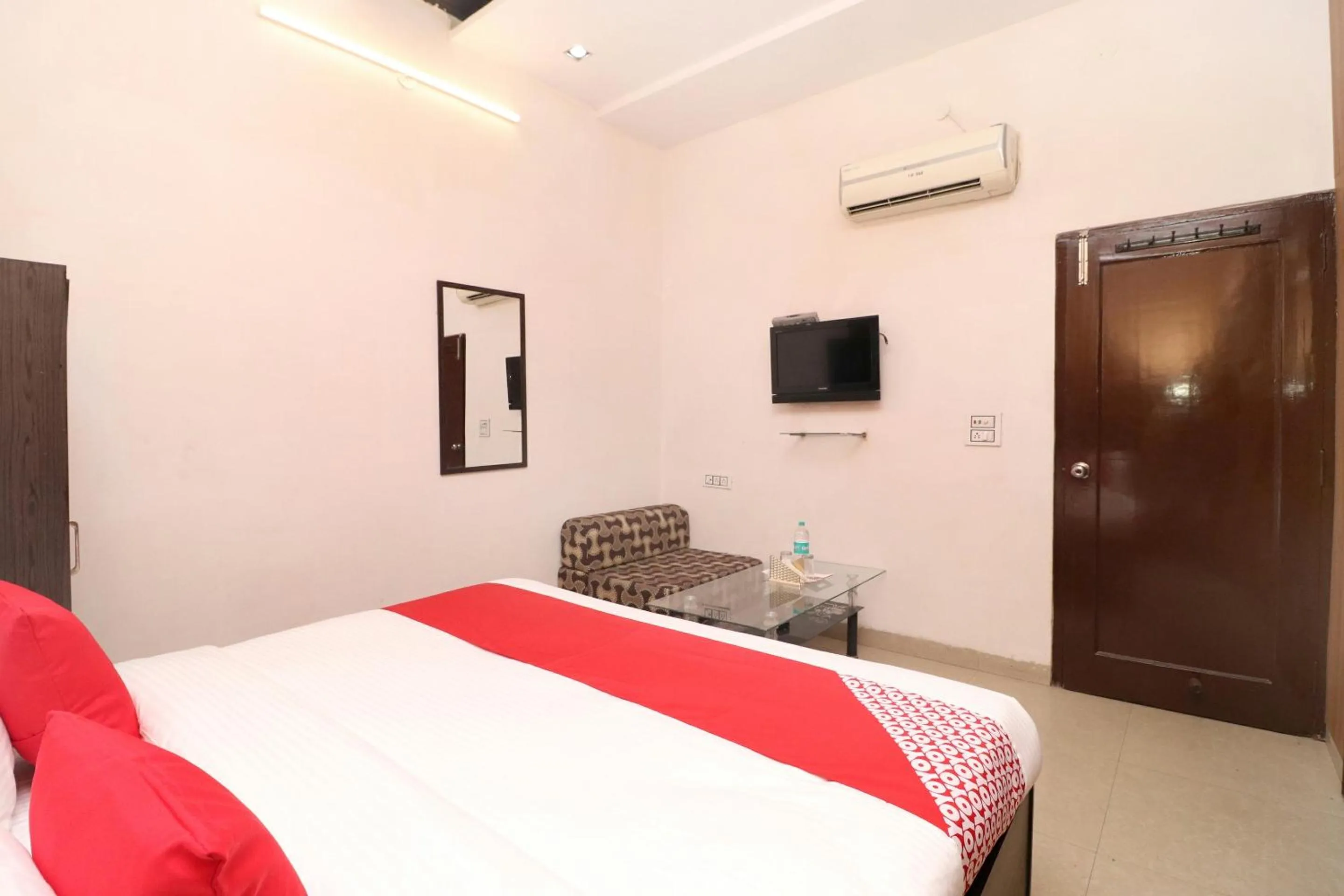 Bedroom, TV/Entertainment Center in OYO Hotel Kailash Regency