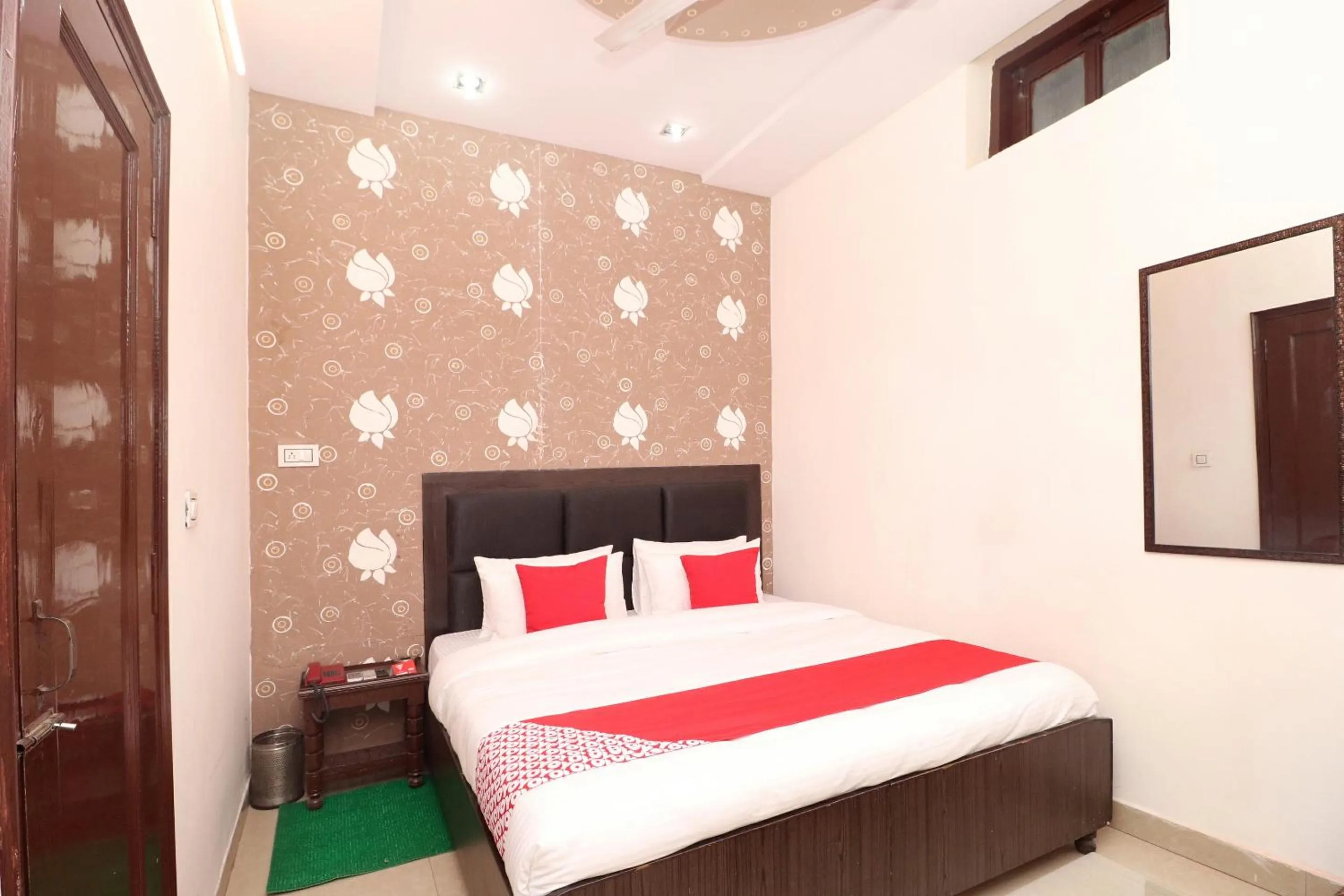 Bedroom in OYO Hotel Kailash Regency