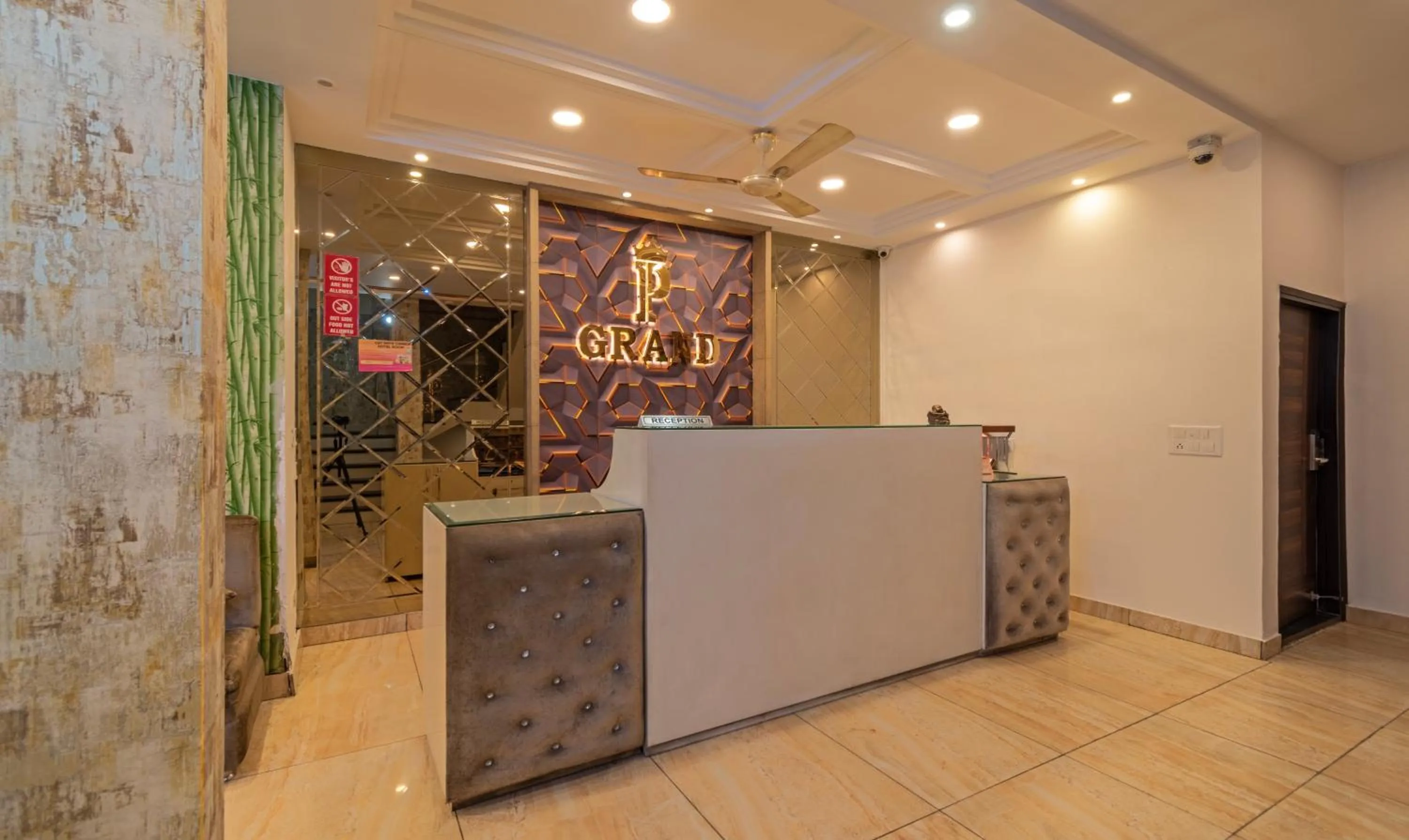 Lobby or reception in Itsy Hotels P Grand