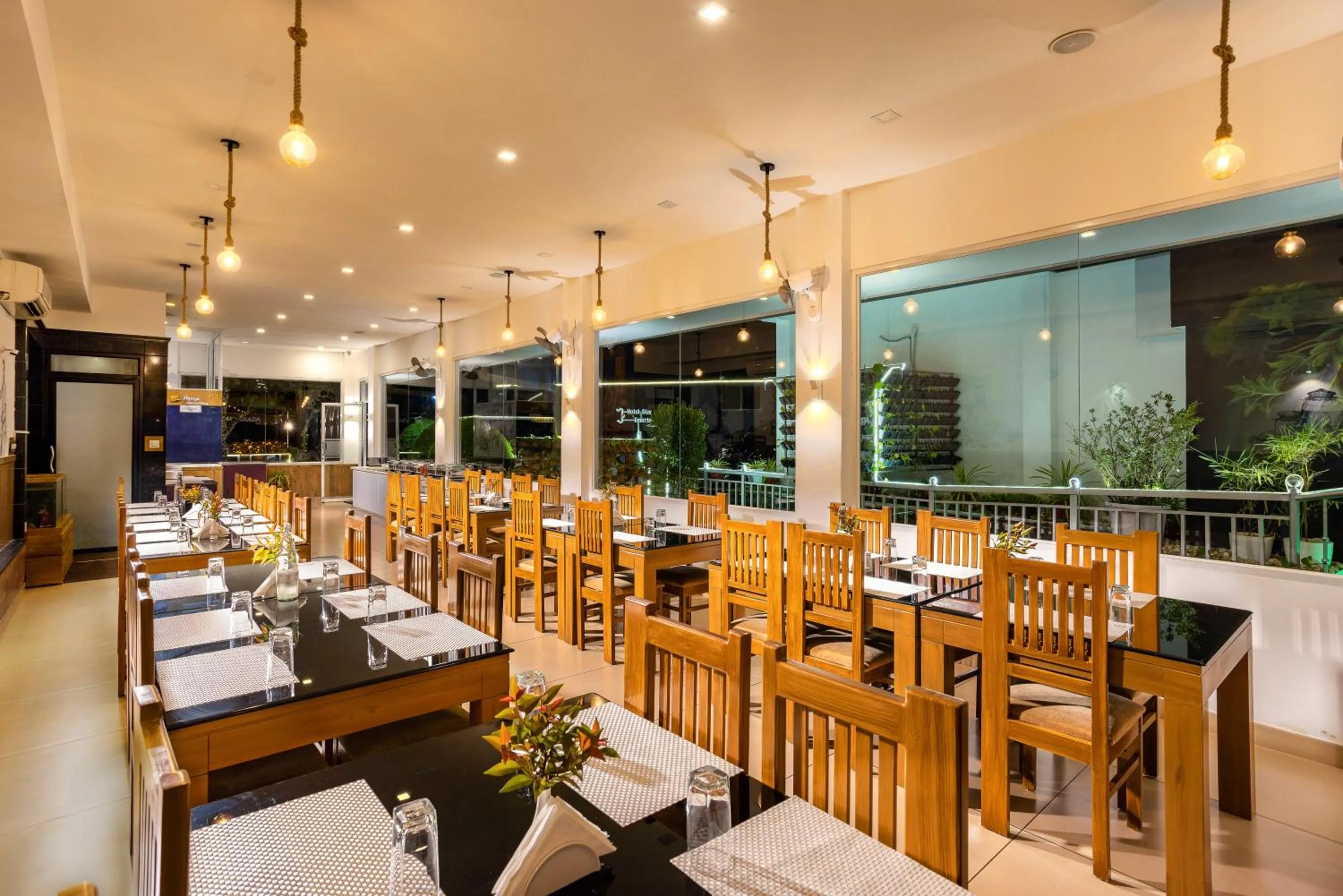 Restaurant/places to eat in Star Emirates Luxury Resort and Spa, Munnar