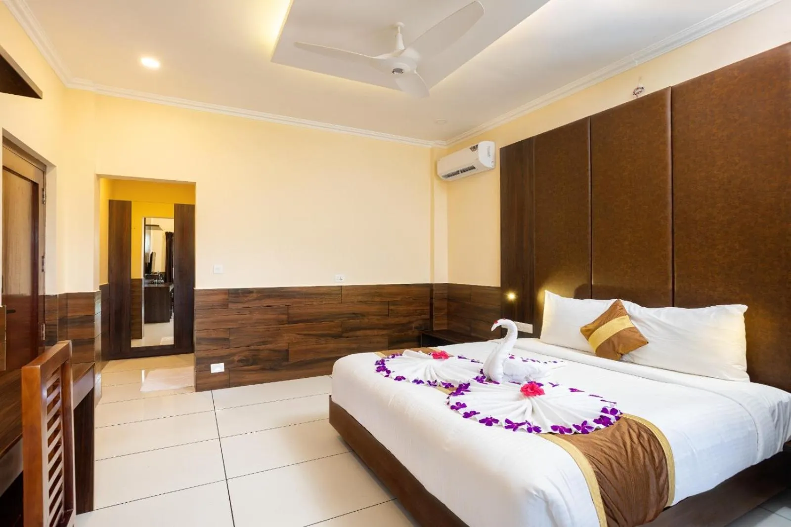 Bed in Star Emirates Luxury Resort and Spa, Munnar