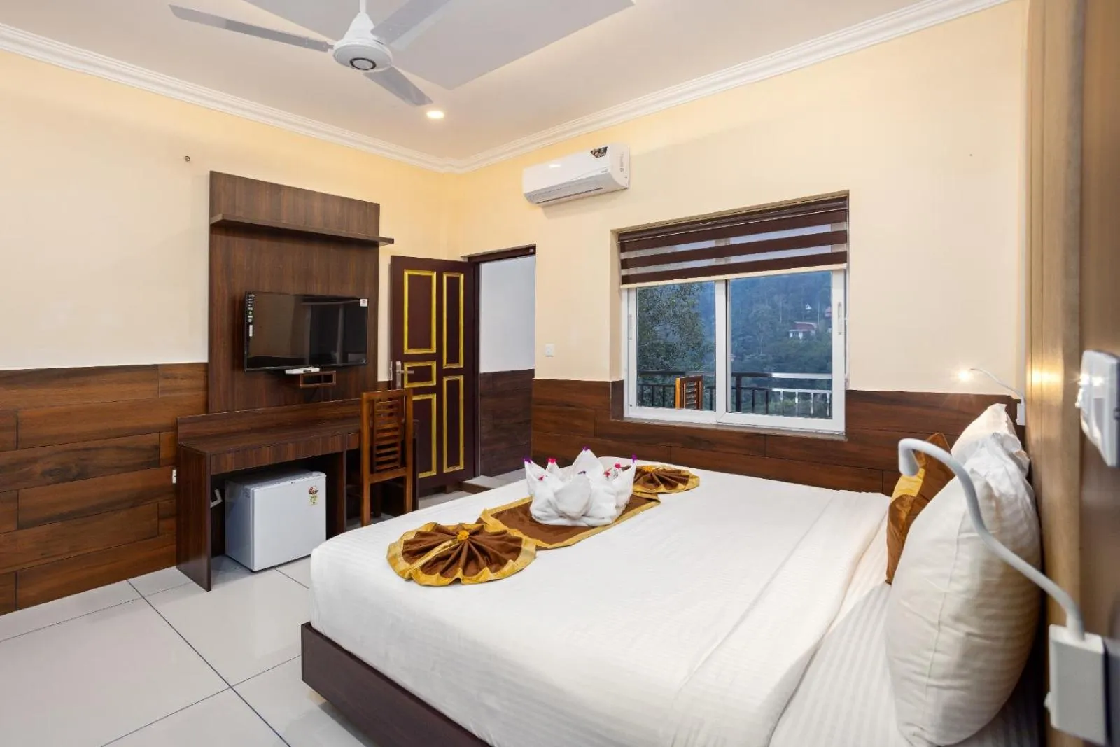 Bed in Star Emirates Luxury Resort and Spa, Munnar