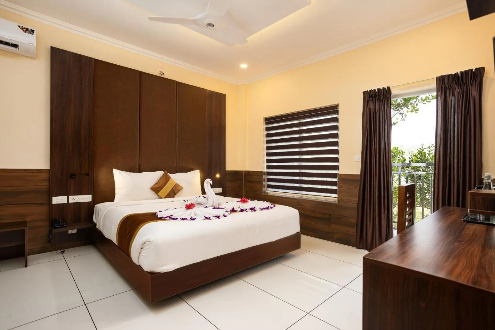 Bed in Star Emirates Luxury Resort and Spa, Munnar
