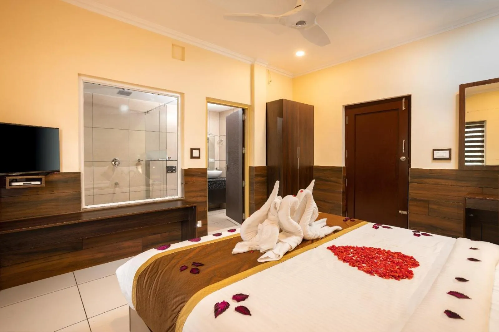 Bed in Star Emirates Luxury Resort and Spa, Munnar