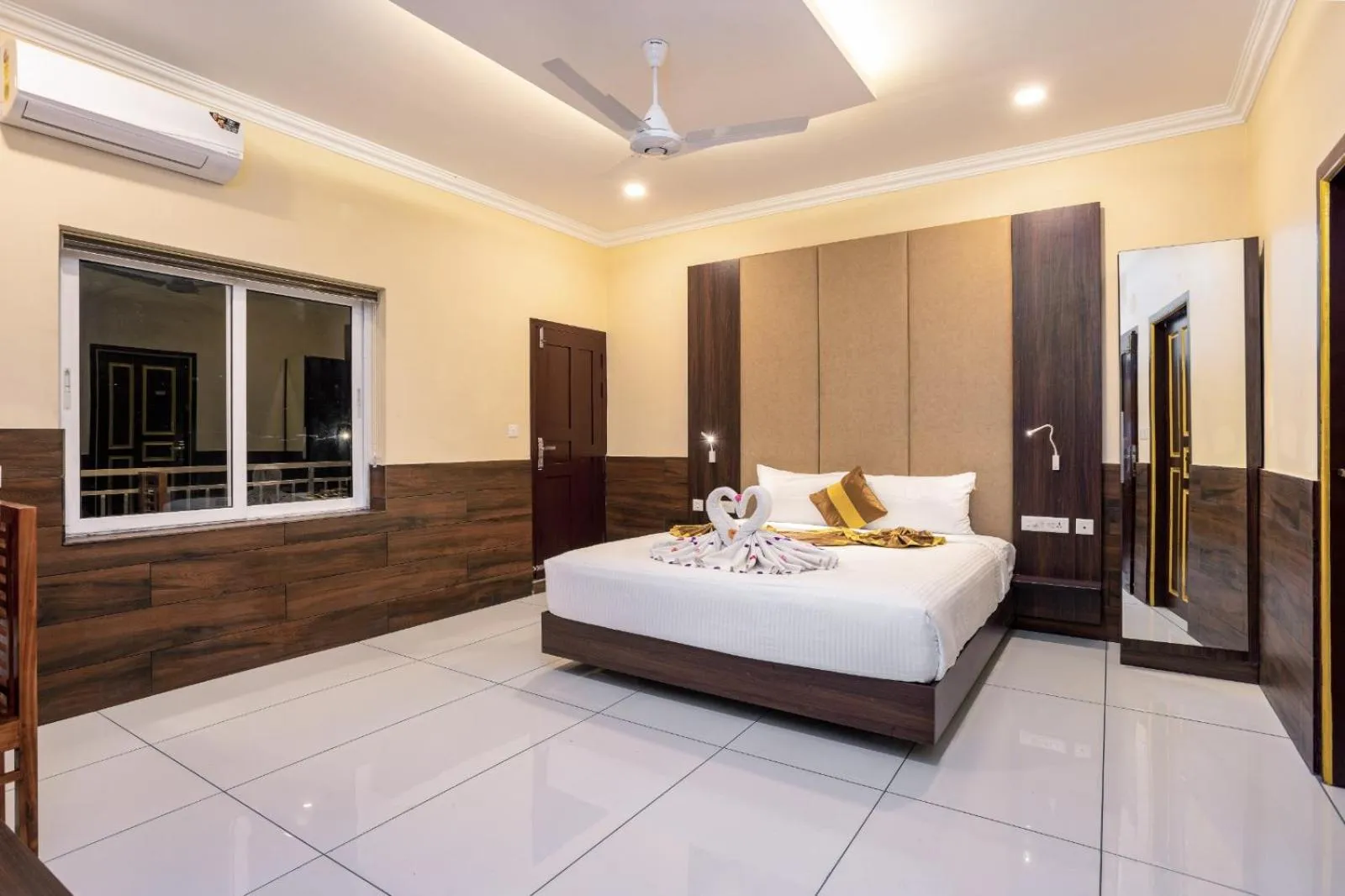Photo of the whole room, Bed in Star Emirates Luxury Resort and Spa, Munnar