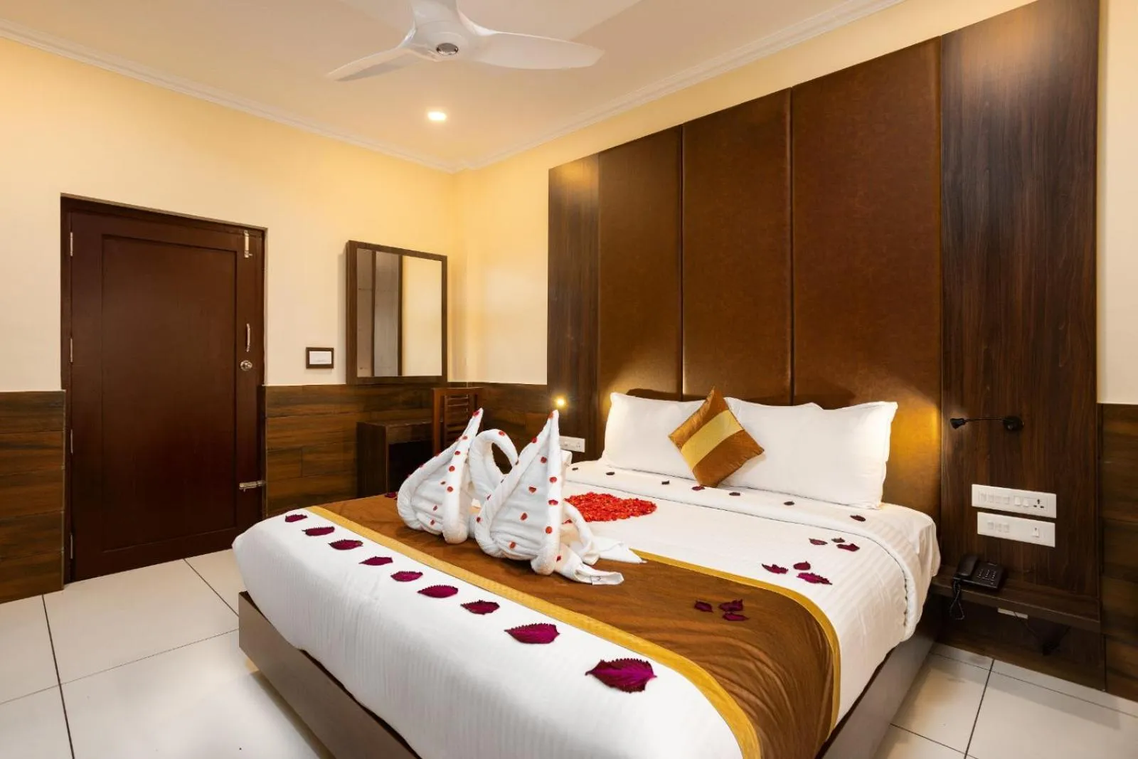 Photo of the whole room, Bed in Star Emirates Luxury Resort and Spa, Munnar