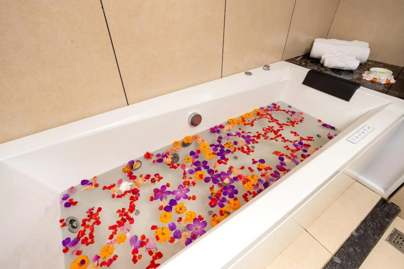 Hot Tub in Star Emirates Luxury Resort and Spa, Munnar