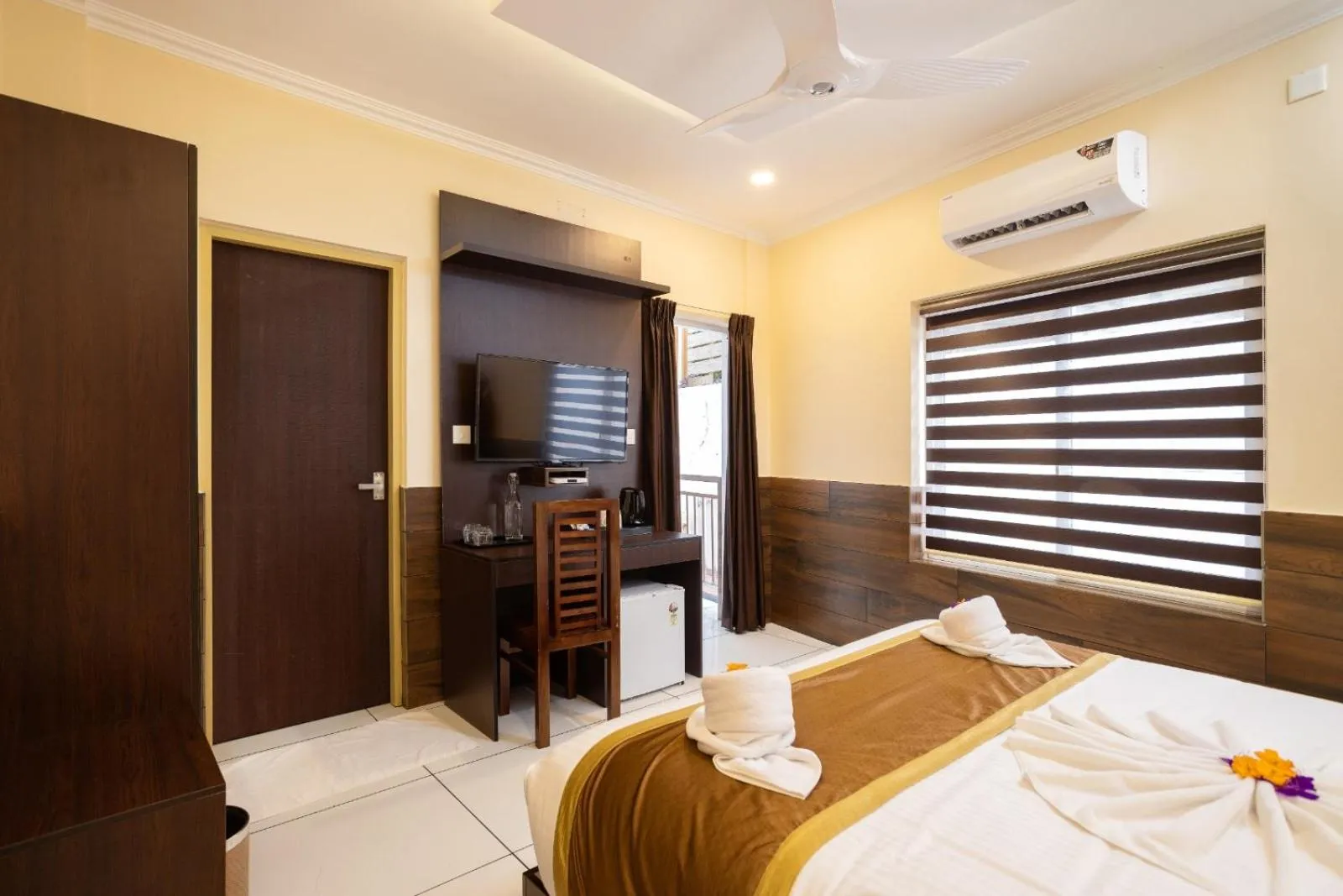 Bedroom, Bed in Star Emirates Luxury Resort and Spa, Munnar