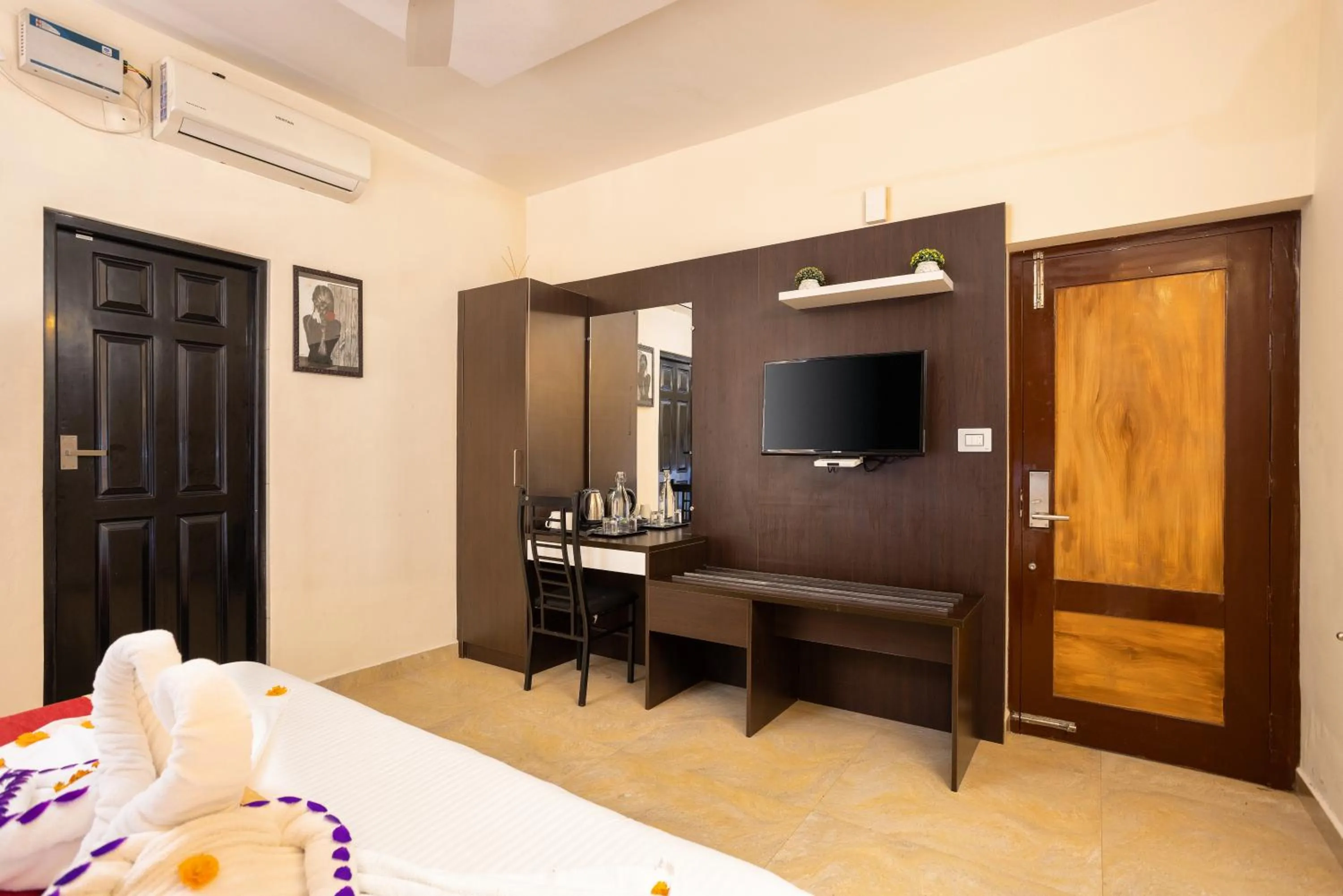 Photo of the whole room, Bed in Star Emirates Luxury Resort and Spa, Munnar