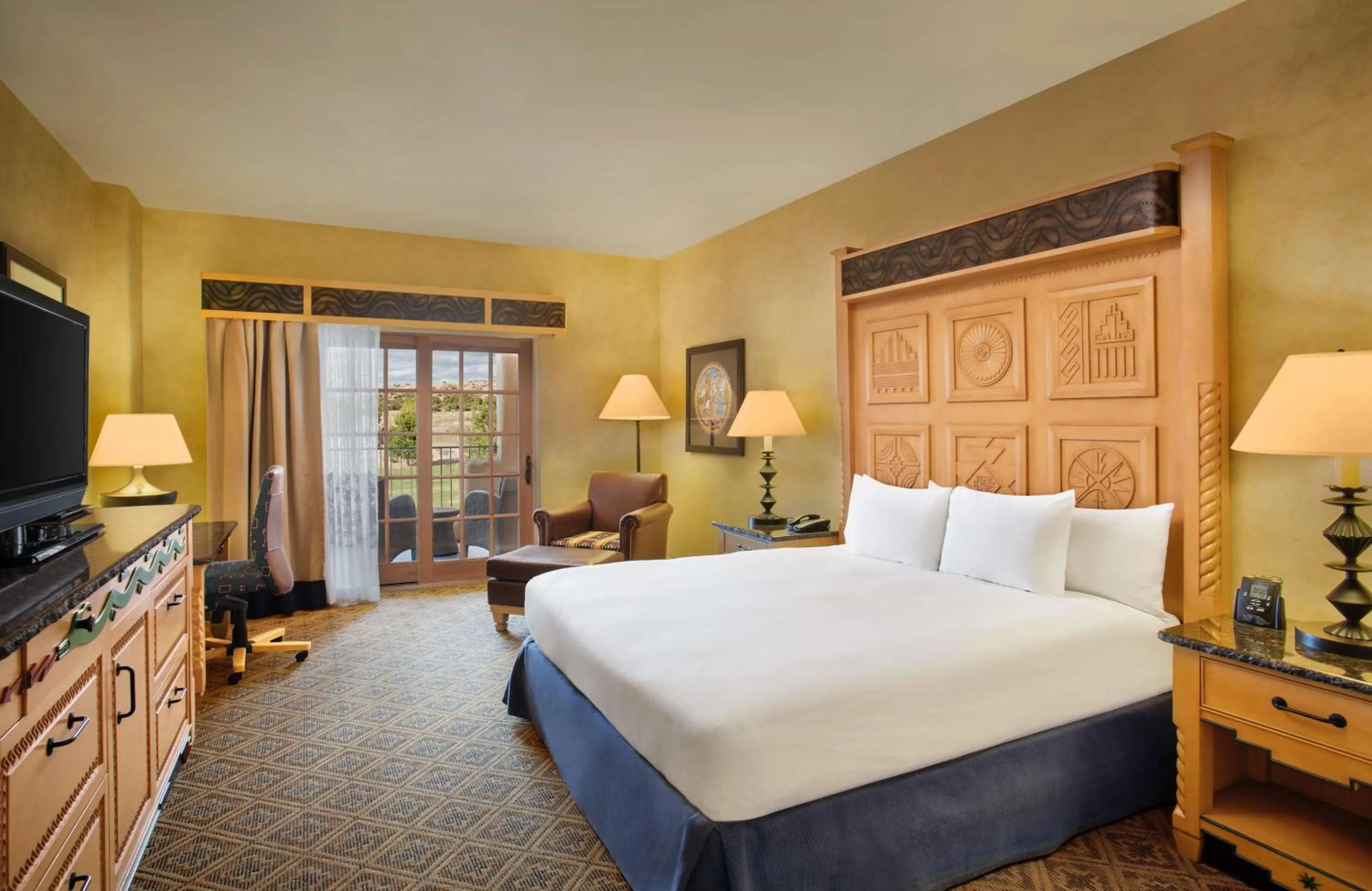 Bedroom, Bed in Hilton Santa Fe Buffalo Thunder