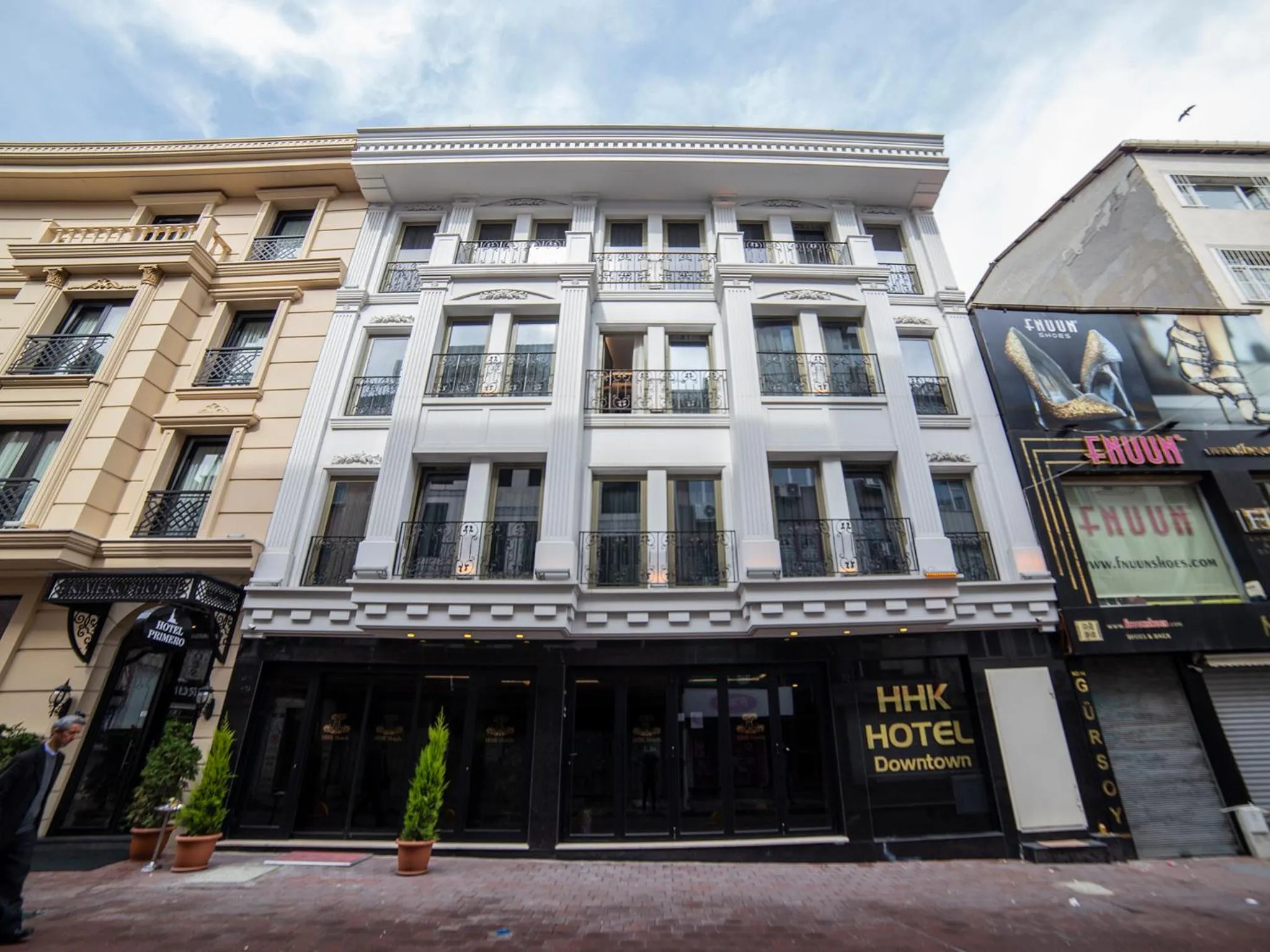 Facade/entrance in HHK Hotel Downtown