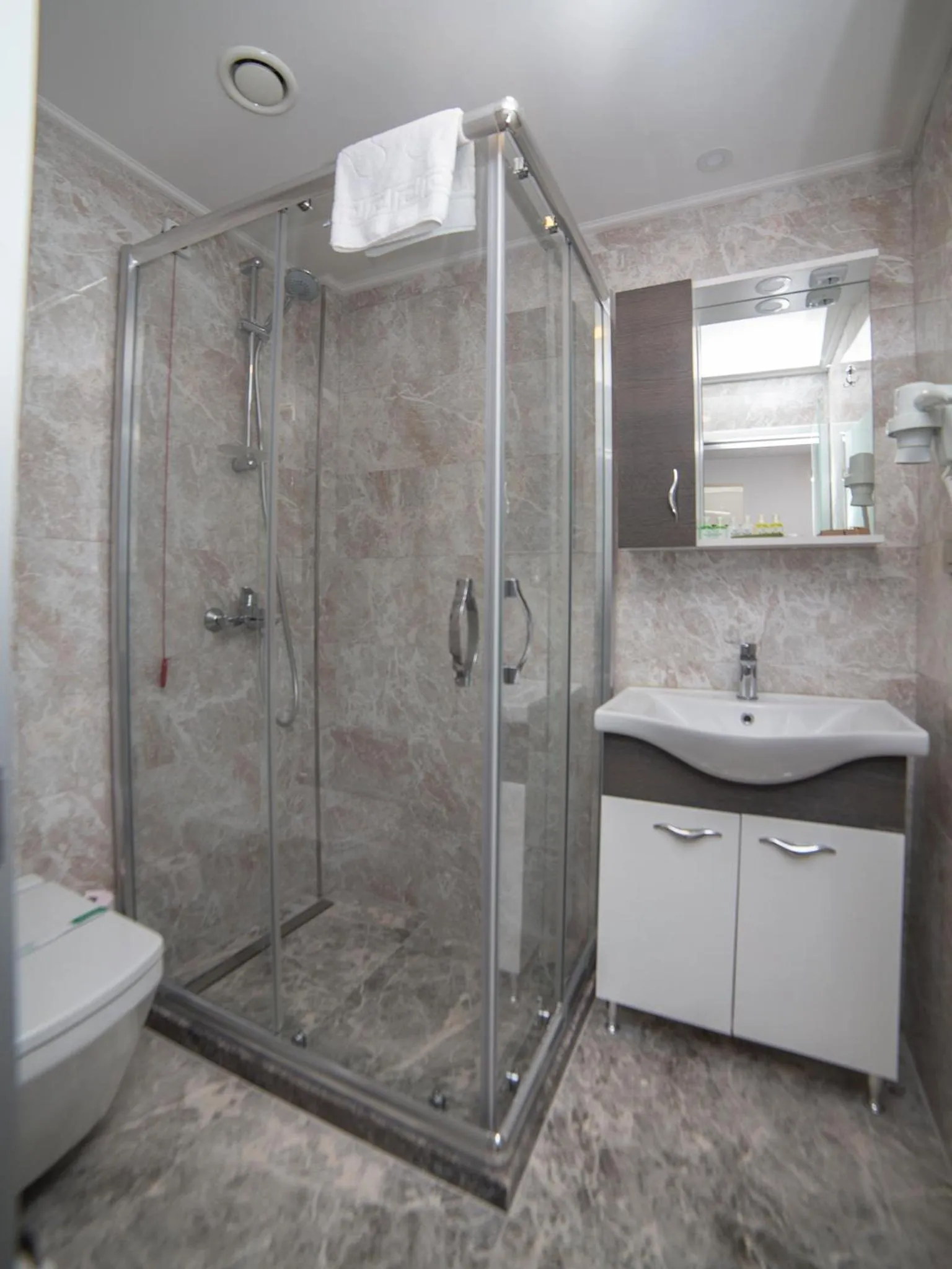 Shower in HHK Hotel Downtown