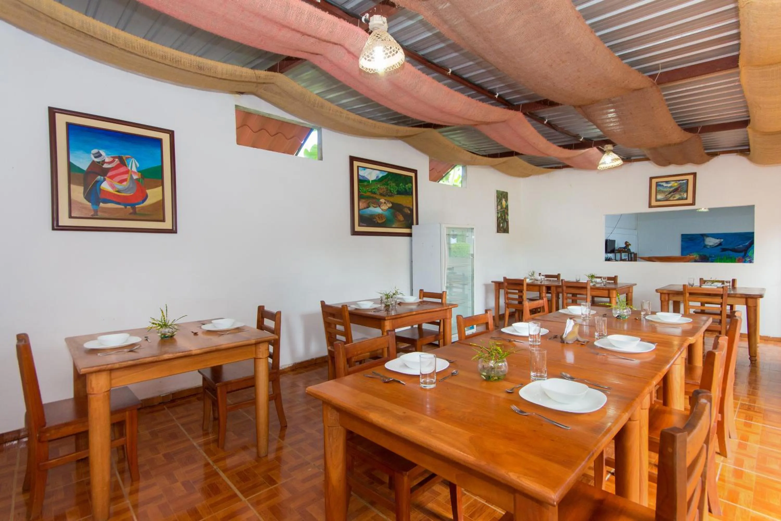 Restaurant/places to eat in Hotel Twin Galápagos