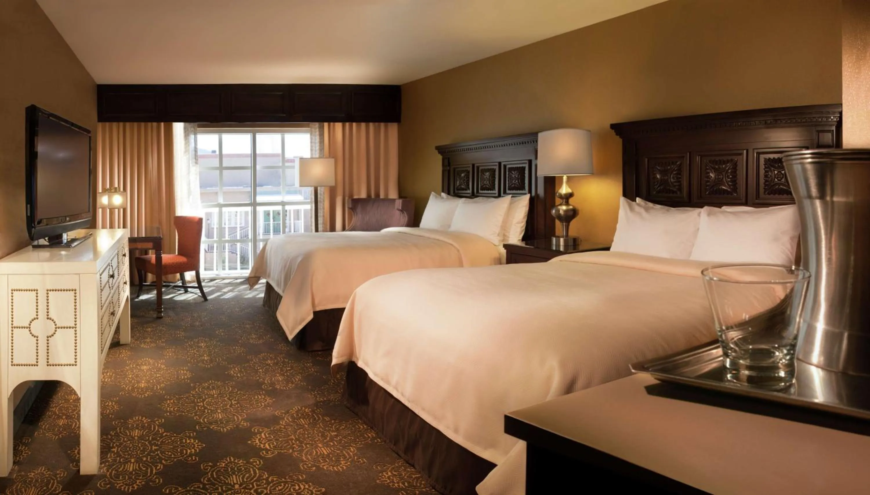 Bed in Hilton Santa Fe Historic Plaza