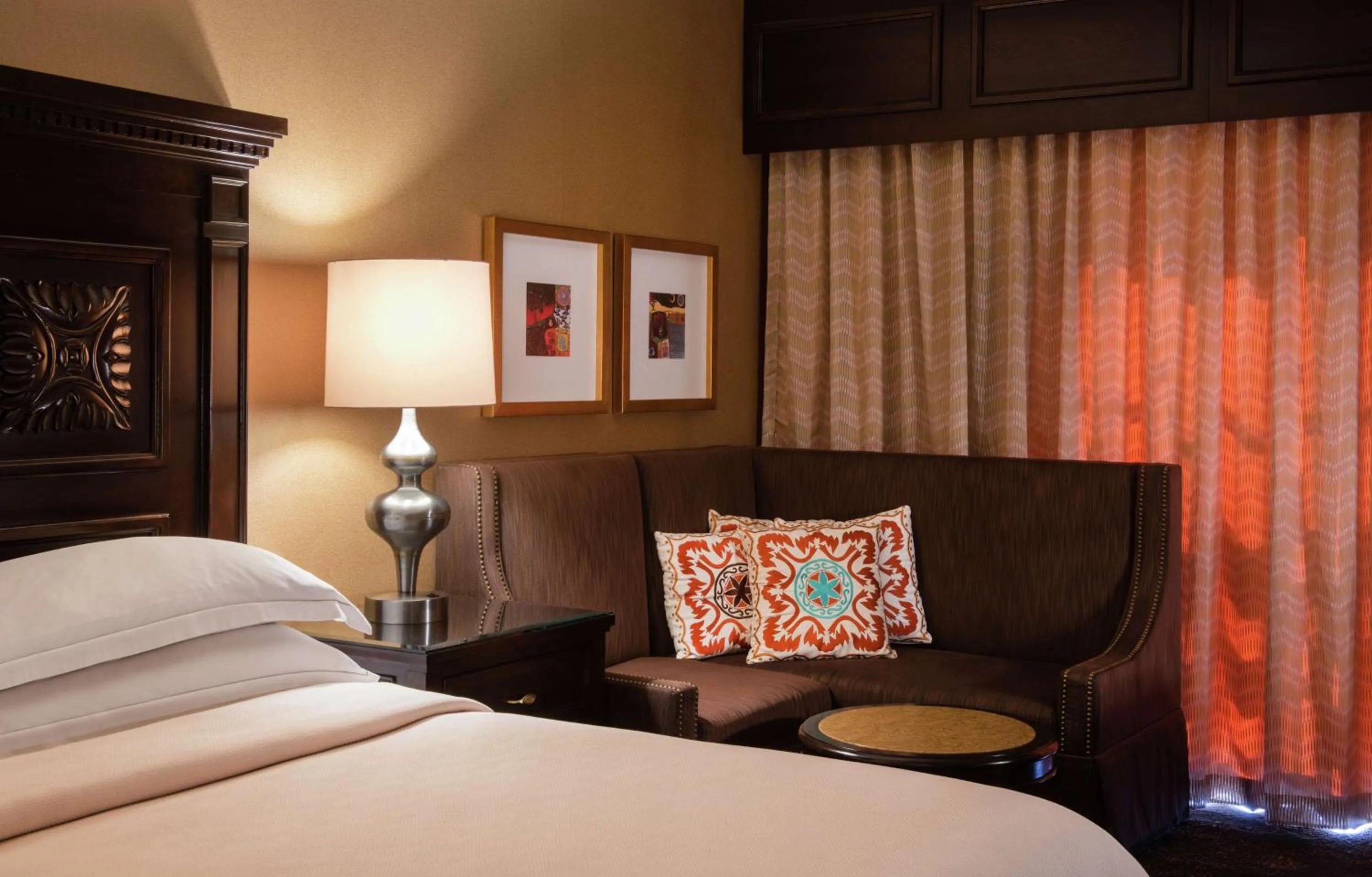 Living room, Bed in Hilton Santa Fe Historic Plaza