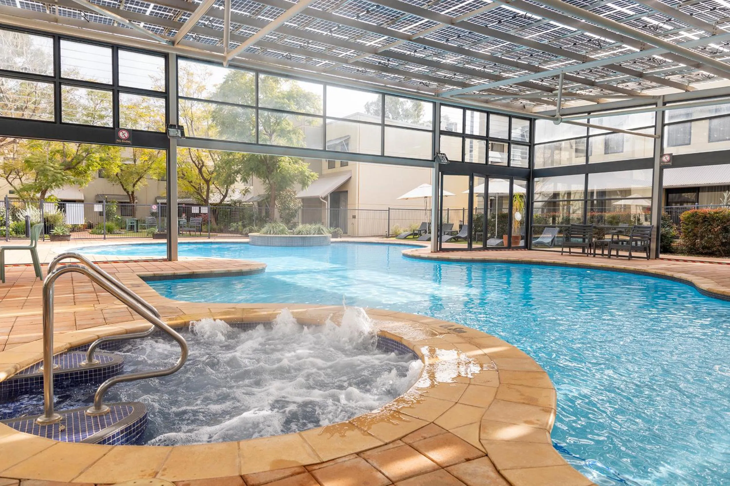 Swimming pool in Rydges Kalgoorlie
