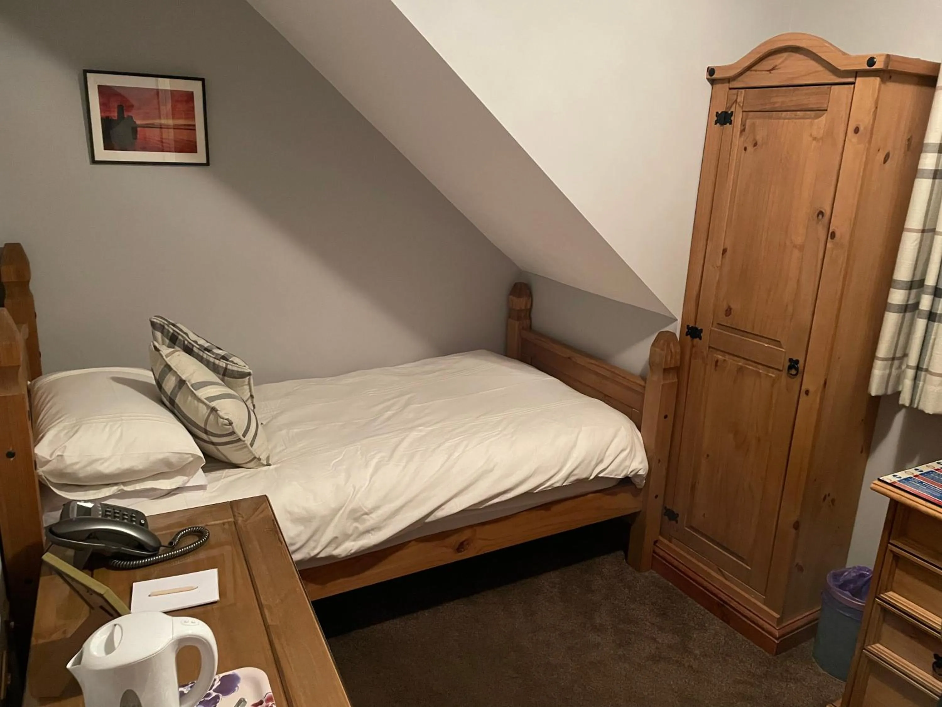 Bedroom, Bed in The Olde Ship Inn