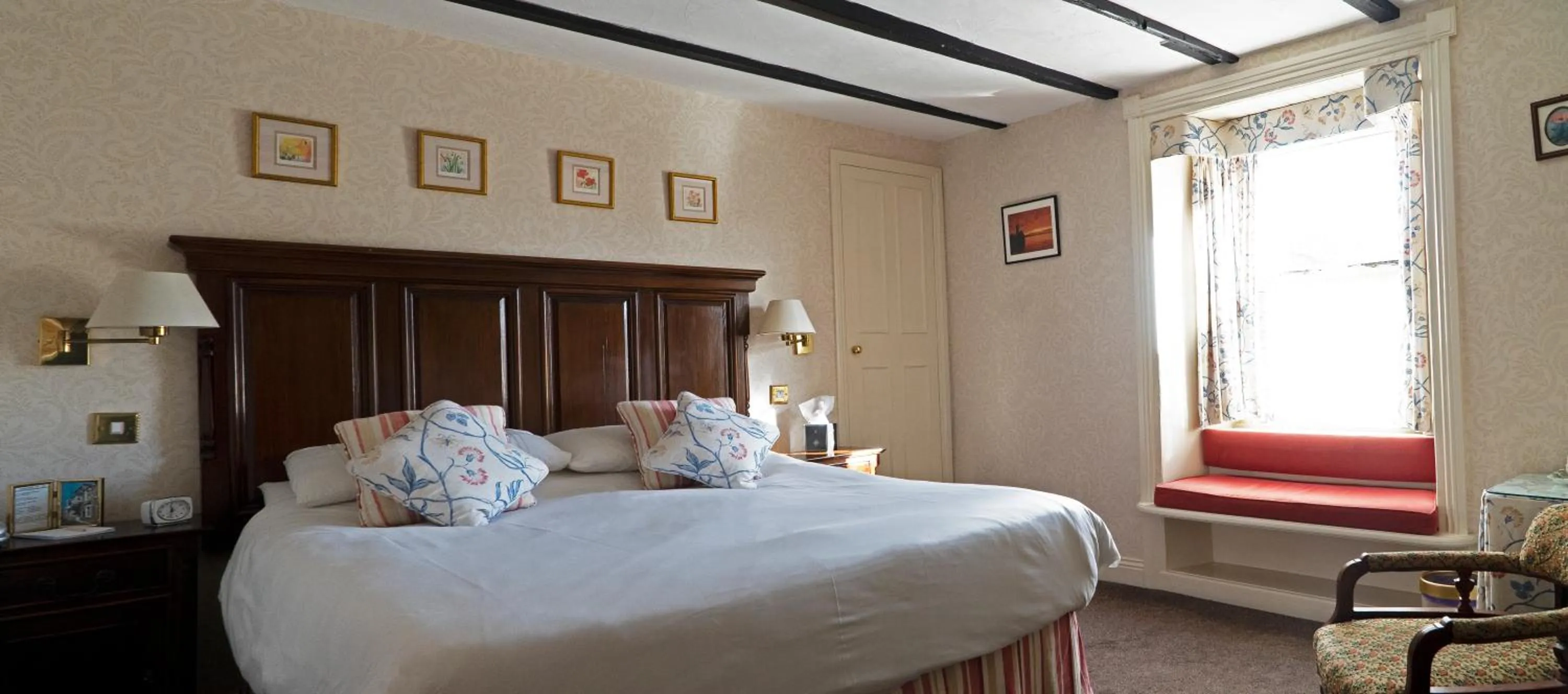 Bedroom, Bed in The Olde Ship Inn