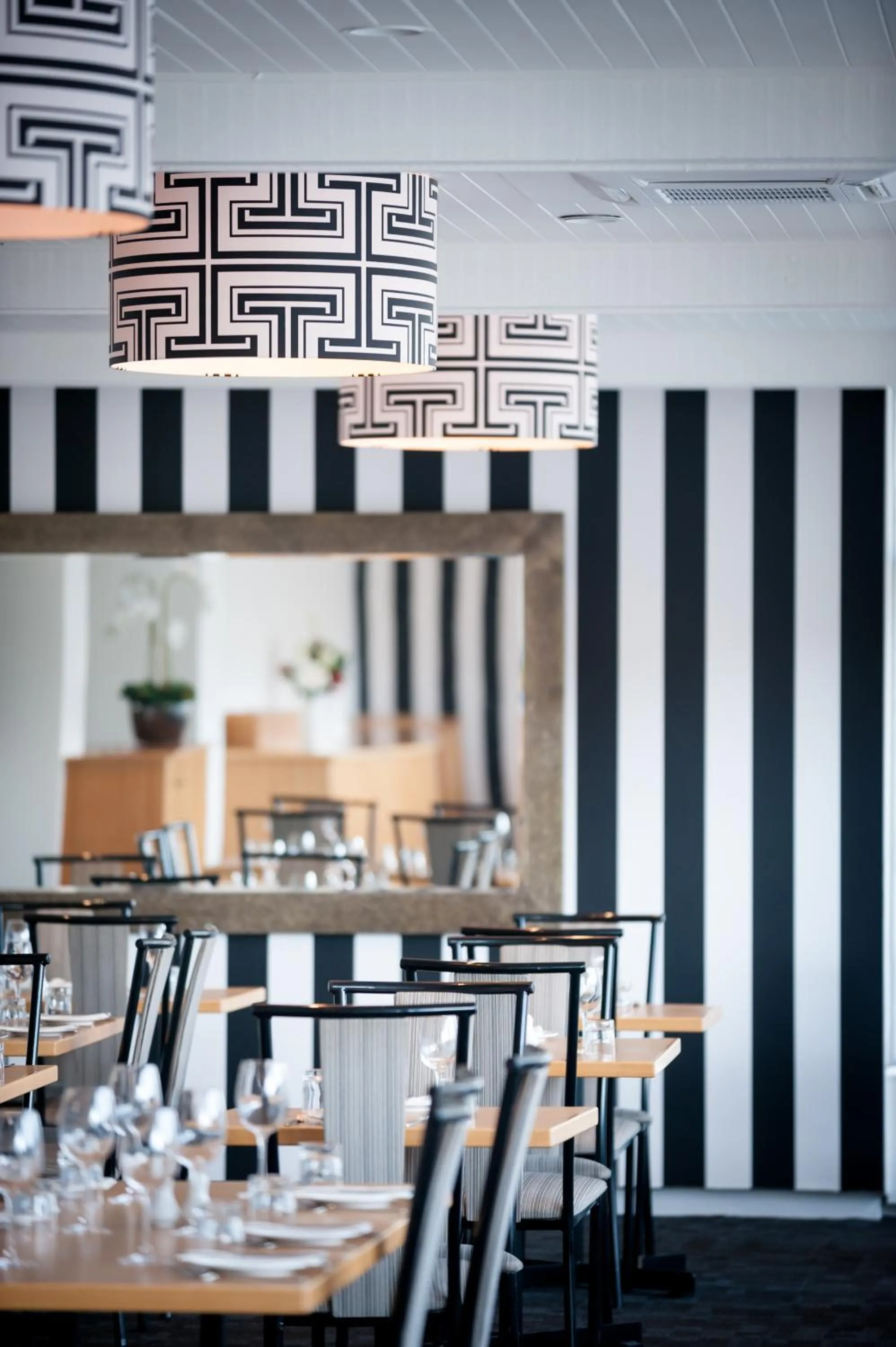 Restaurant/places to eat in Bay Plaza Hotel