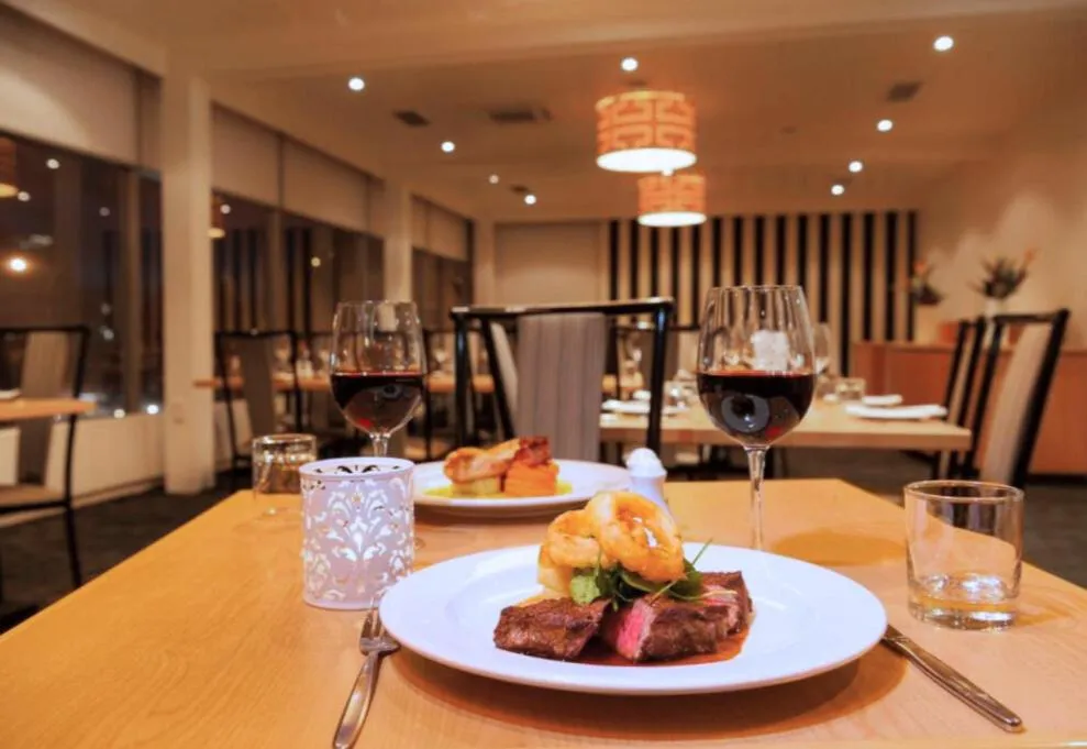 Restaurant/places to eat in Bay Plaza Hotel