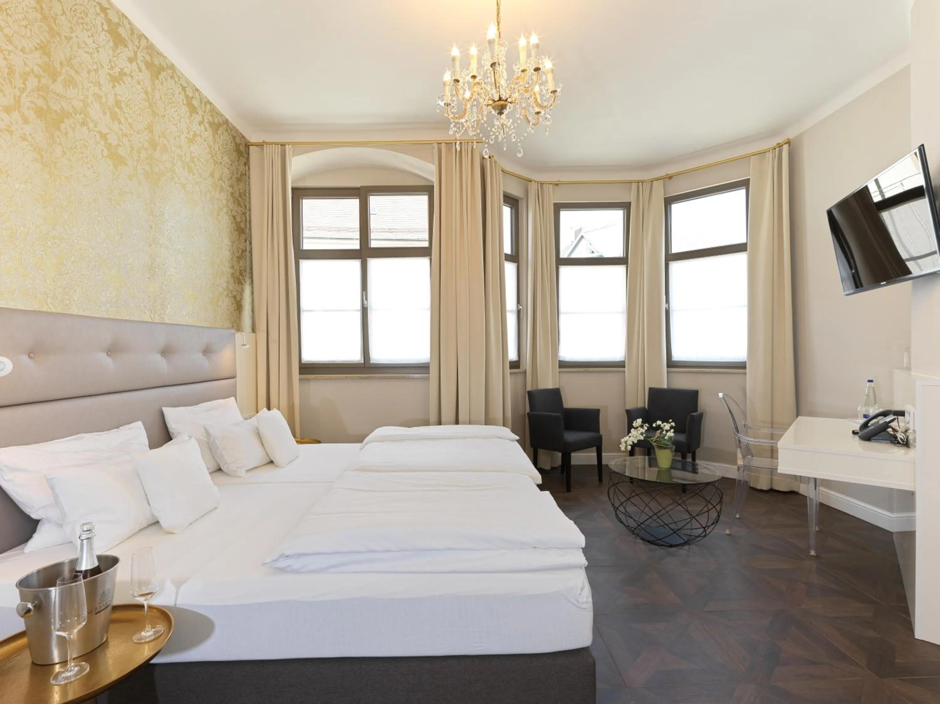 Photo of the whole room, Bed in Lodner Hotel Drei Mohren