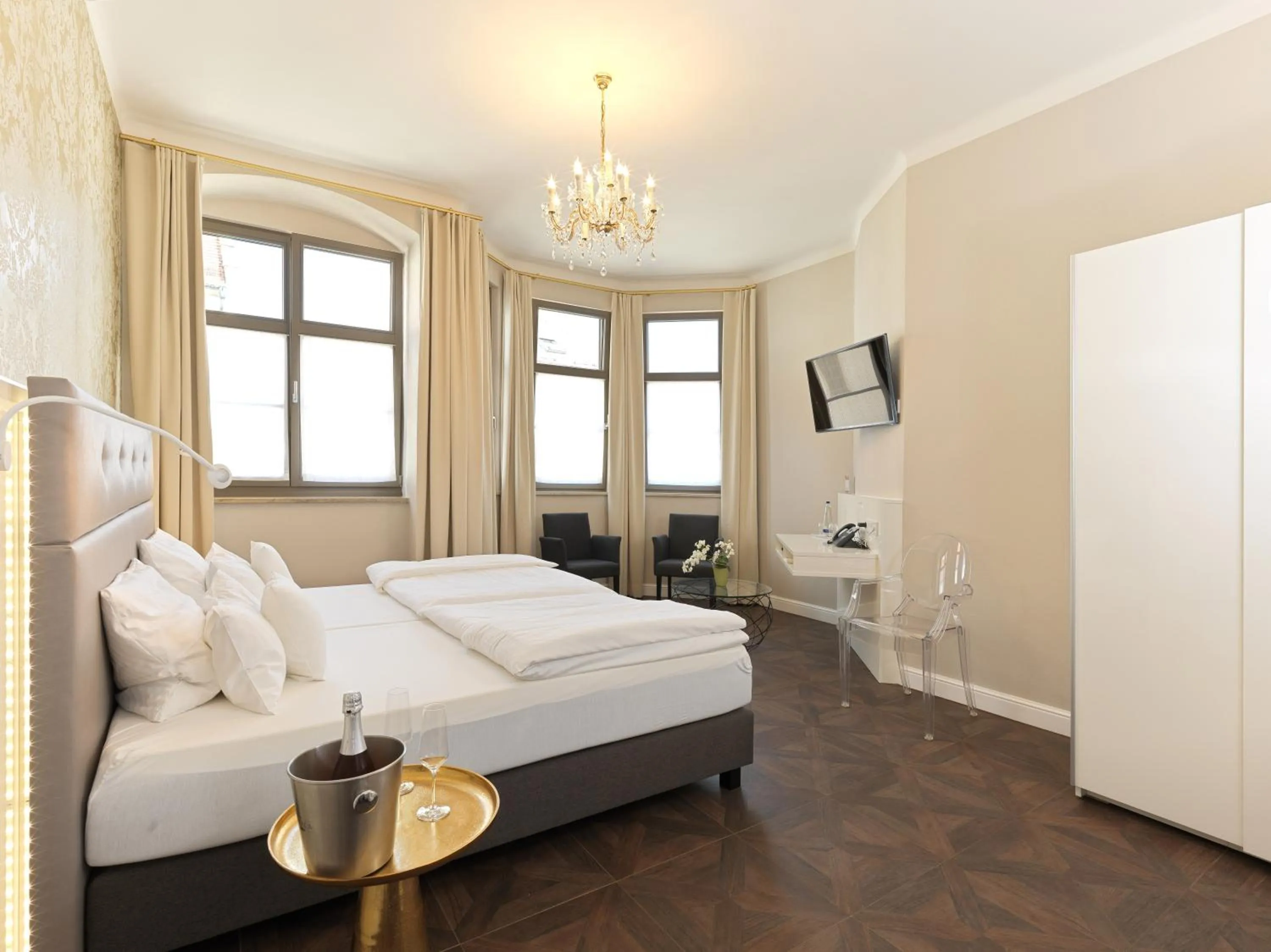 Photo of the whole room, Bed in Lodner Hotel Drei Mohren