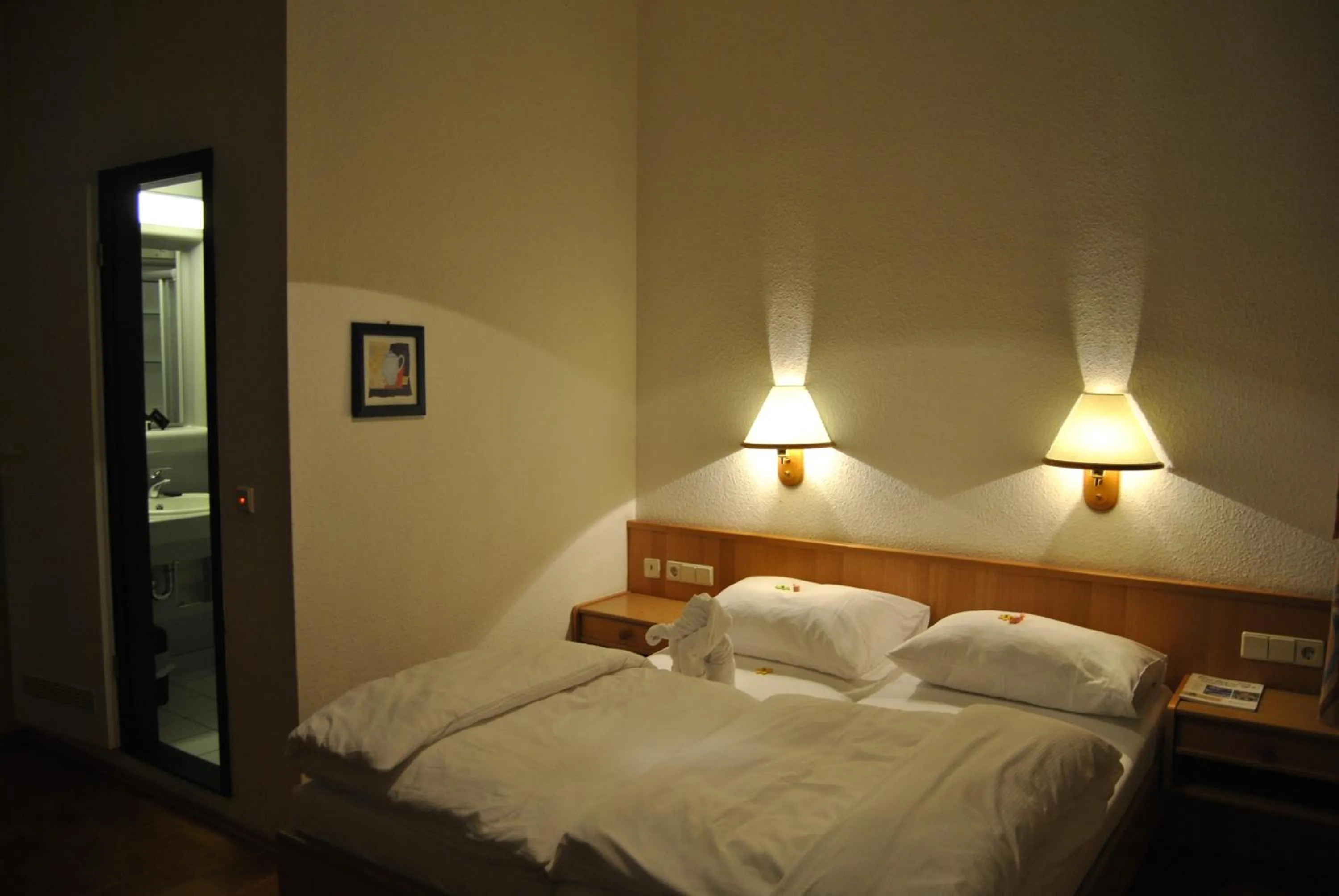 Photo of the whole room, Bed in Lodner Hotel Drei Mohren
