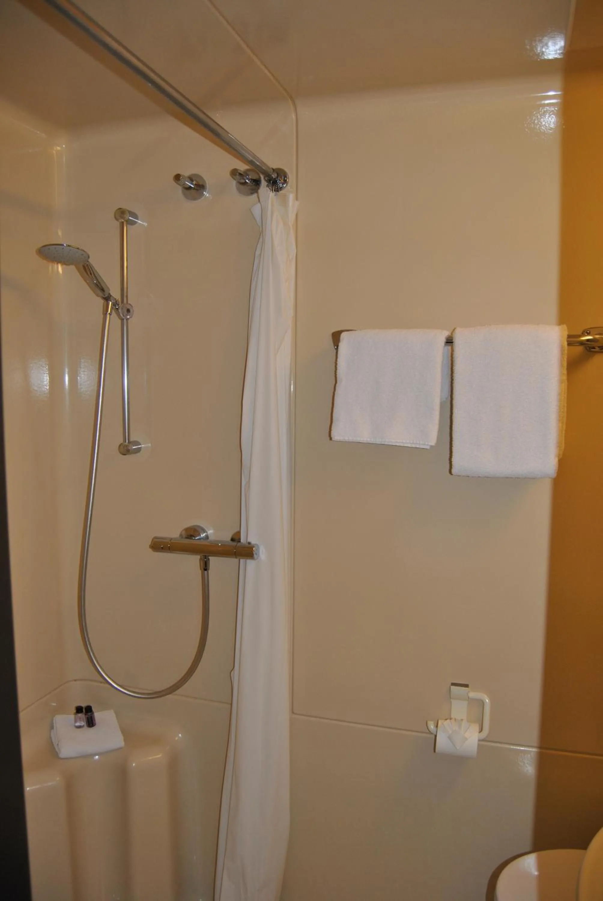Shower in Lodner Hotel Drei Mohren