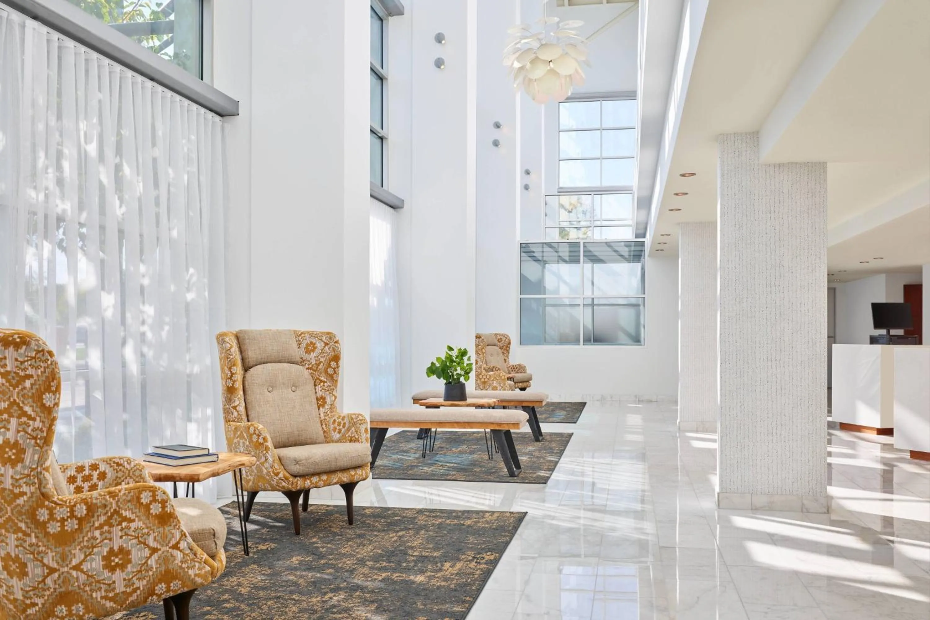 Lobby or reception in Delta Hotels by Marriott Milwaukee Northwest