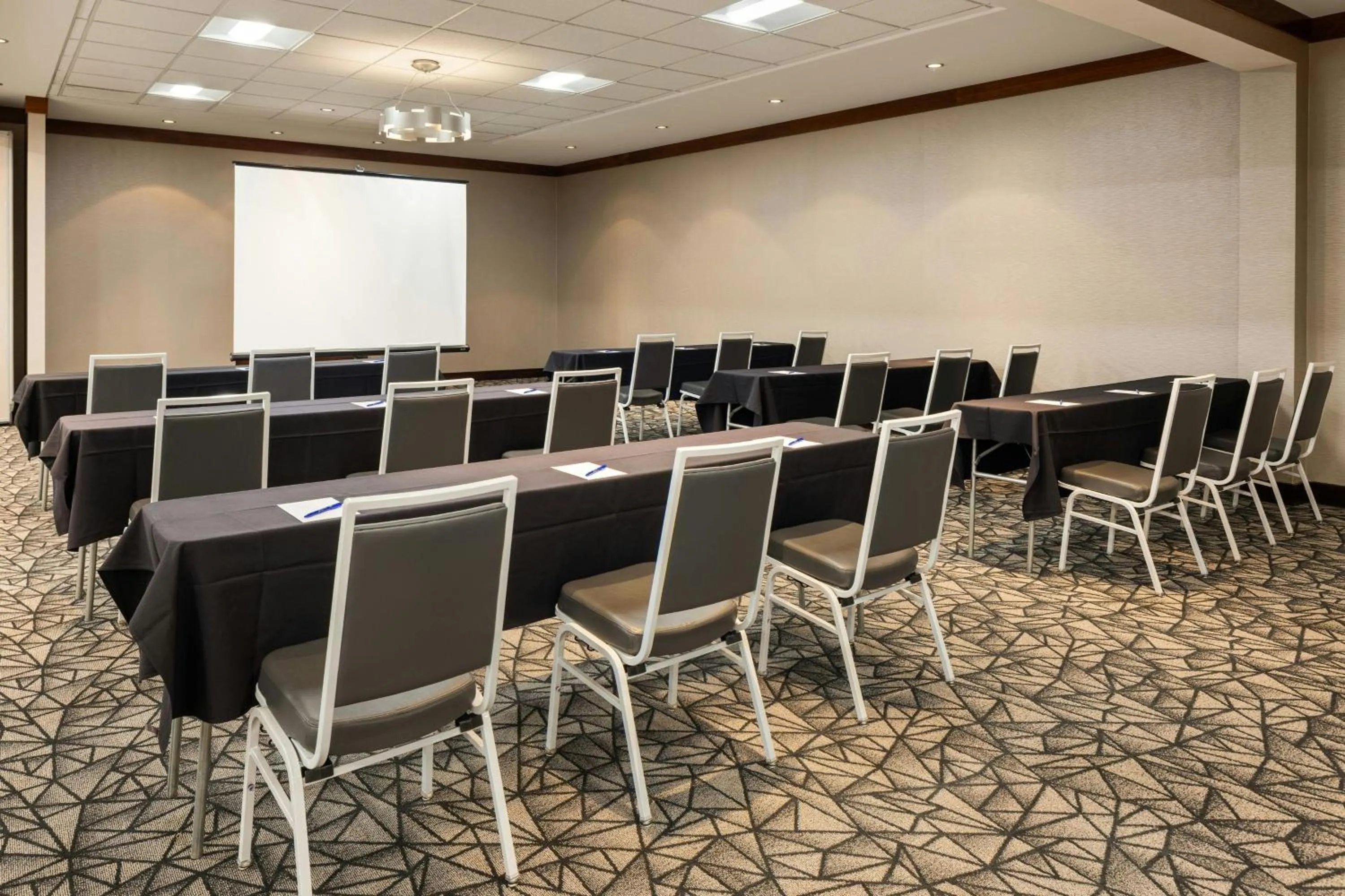 Meeting/conference room in Delta Hotels by Marriott Milwaukee Northwest