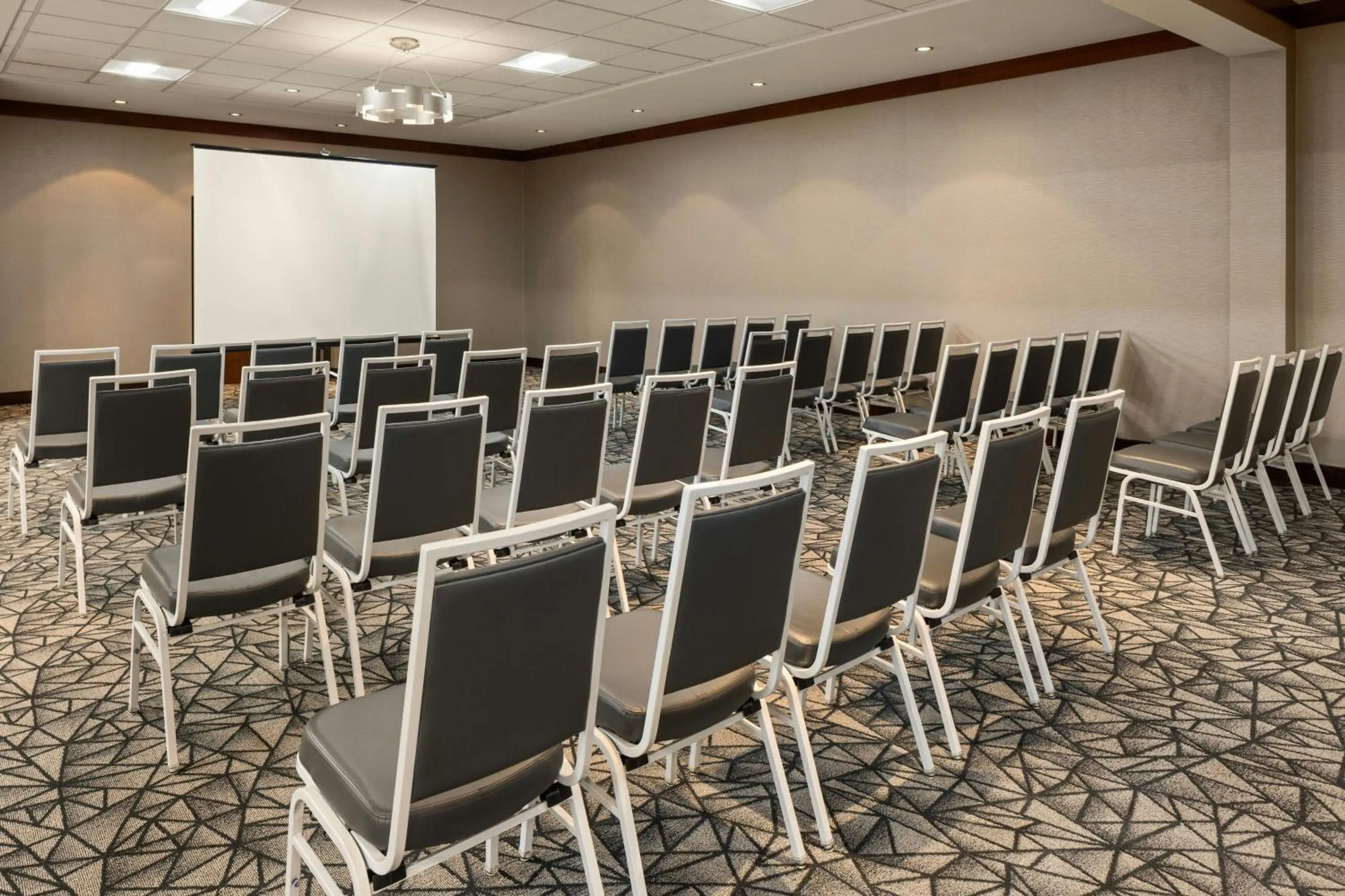 Meeting/conference room in Delta Hotels by Marriott Milwaukee Northwest