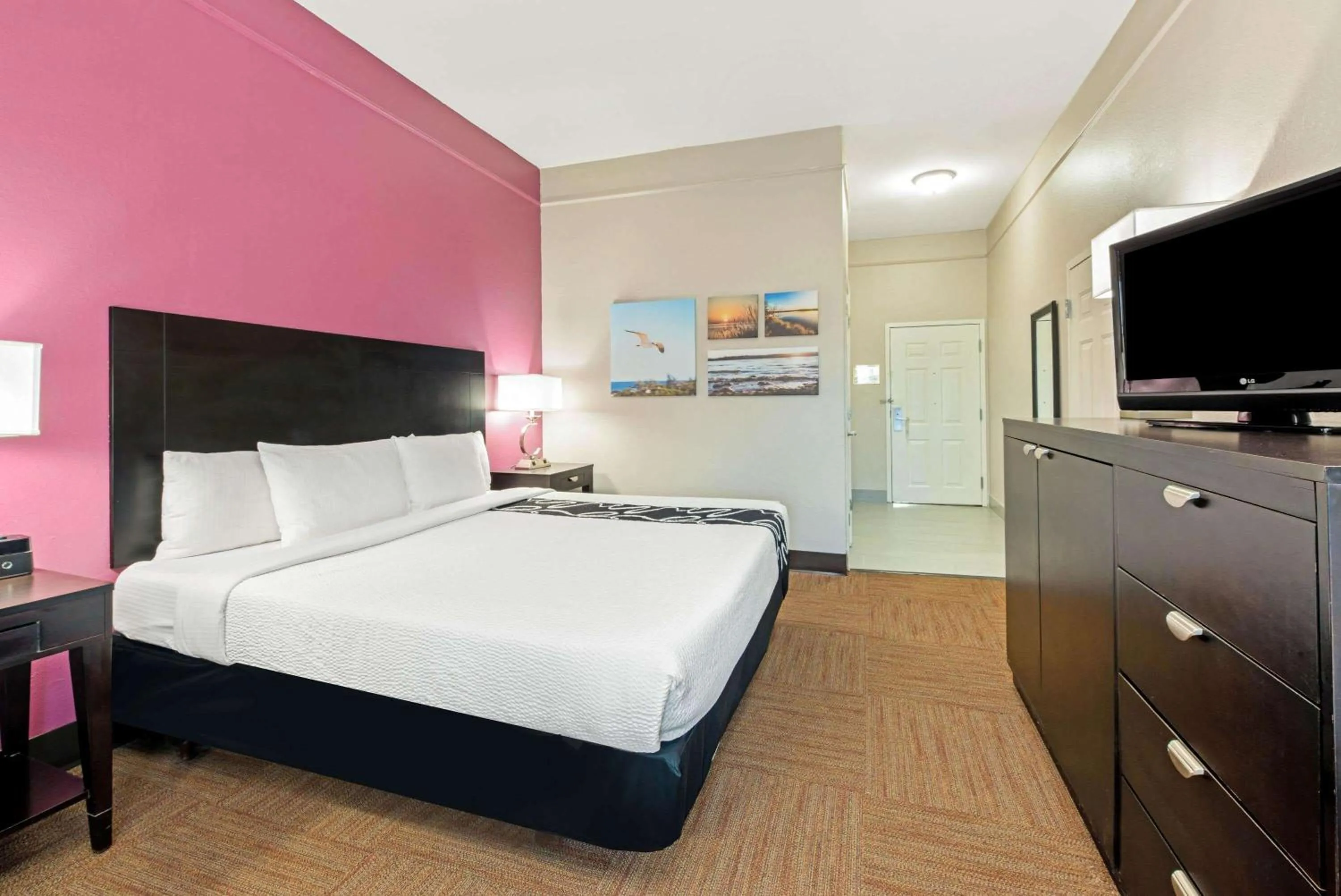 Photo of the whole room, Bed in La Quinta by Wyndham Winnie