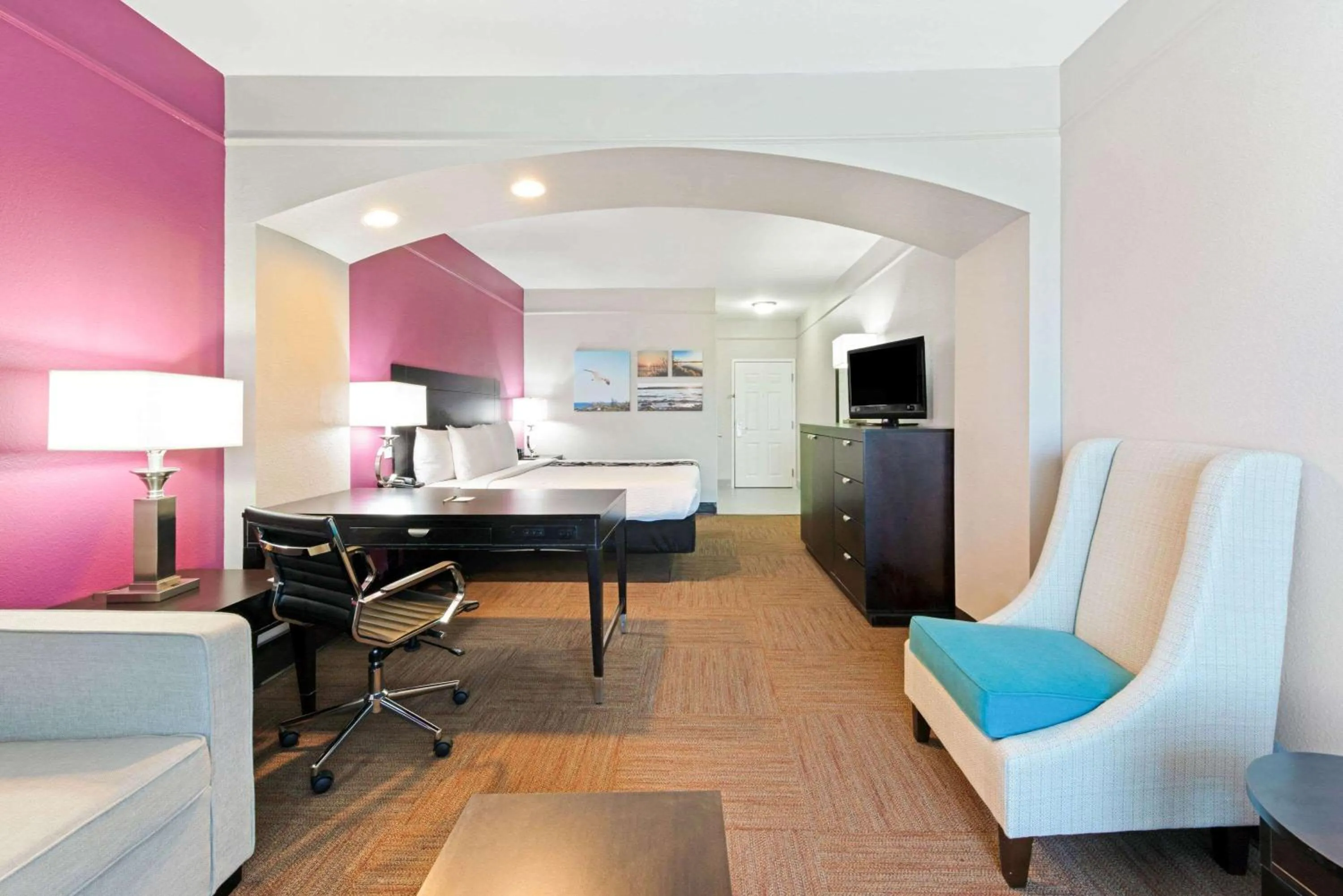 Photo of the whole room in La Quinta by Wyndham Winnie